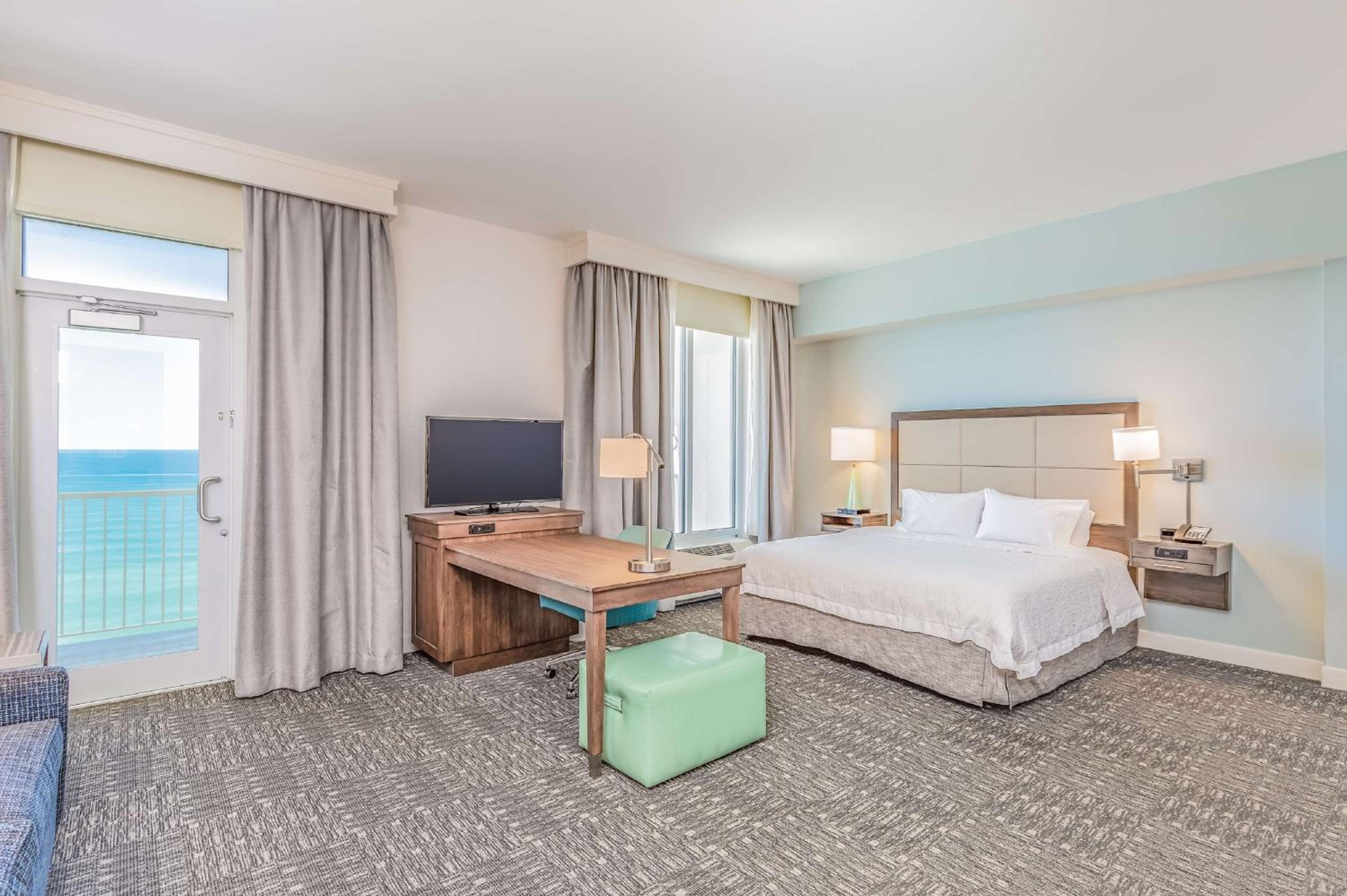 King Studio with Roll-In Shower and Balcony - Mobility and Hearing Access/Non-Smoking
