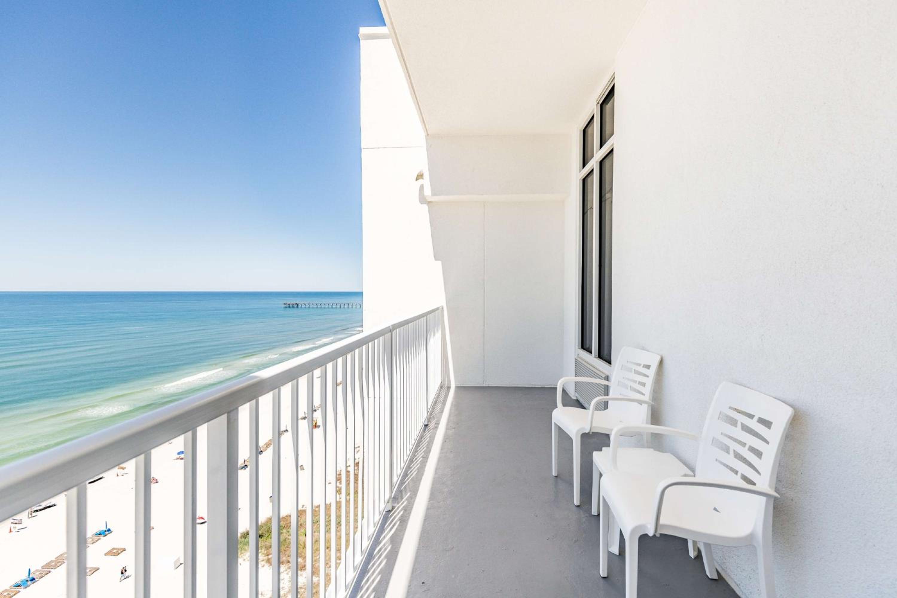 King Studio with Roll-In Shower and Balcony - Mobility and Hearing Access/Non-Smoking