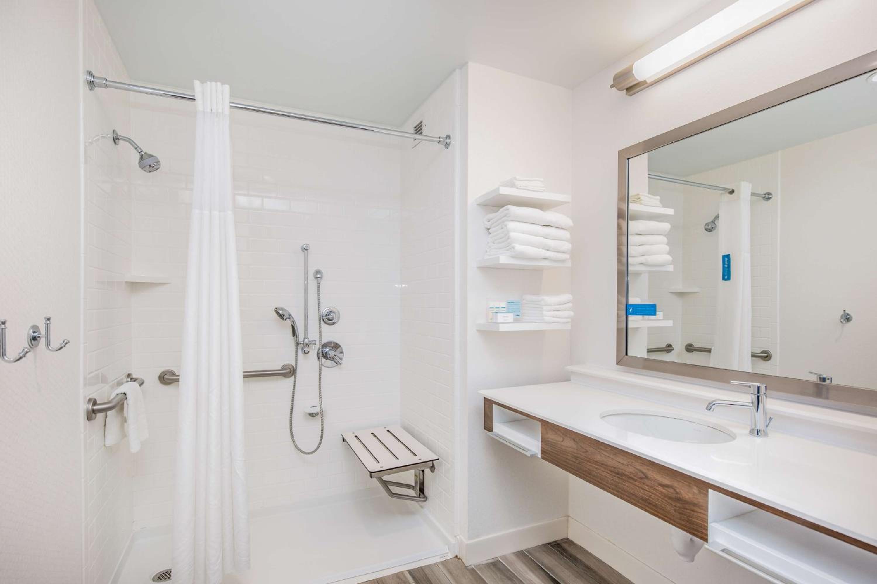 King Room with Roll-in Shower - Mobility Accessible - Non-Smoking thumbnail 6