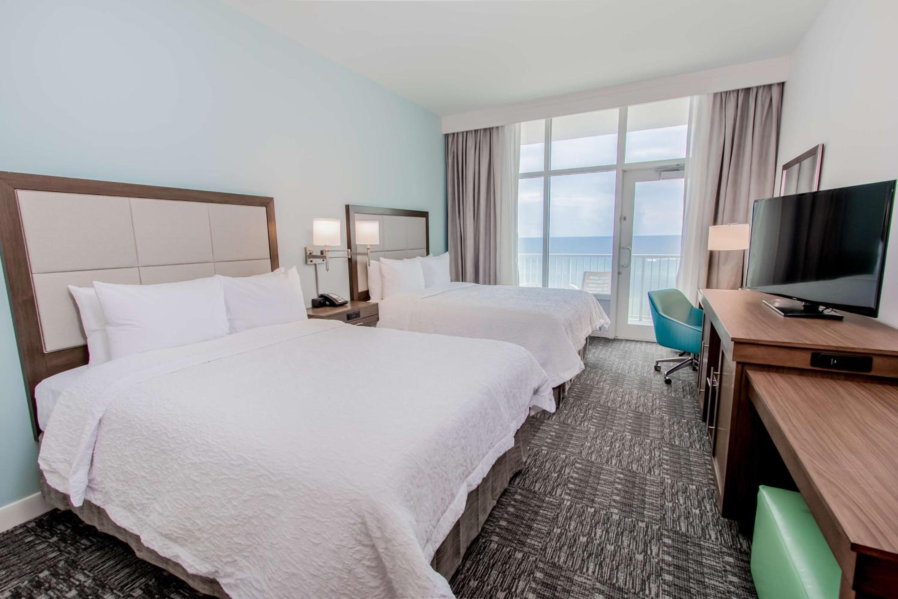 Queen Room with Two Queen Beds and Bath Tub - Mobility Accessible - Non-Smoking thumbnail 6
