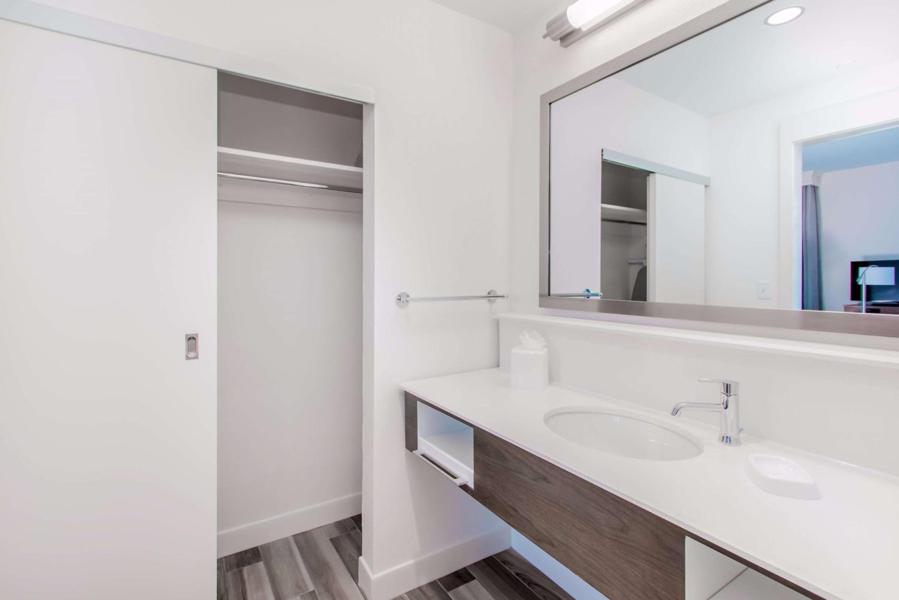 Studio Suite with Two Queen Beds and Balcony with Gulf View - Non-Smoking thumbnail 5