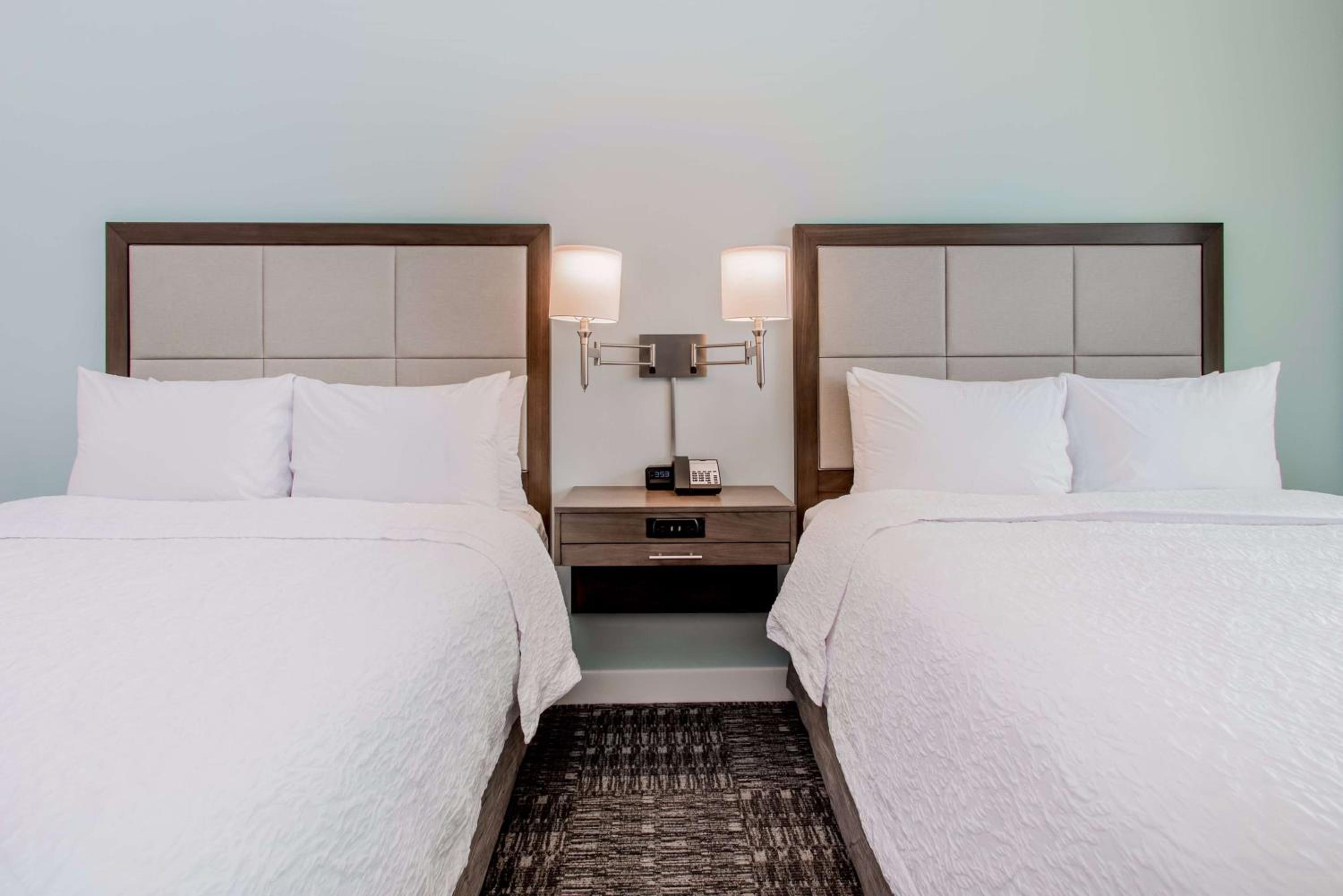 Queen Room with Two Queen Beds and Bath Tub - Mobility Accessible - Non-Smoking