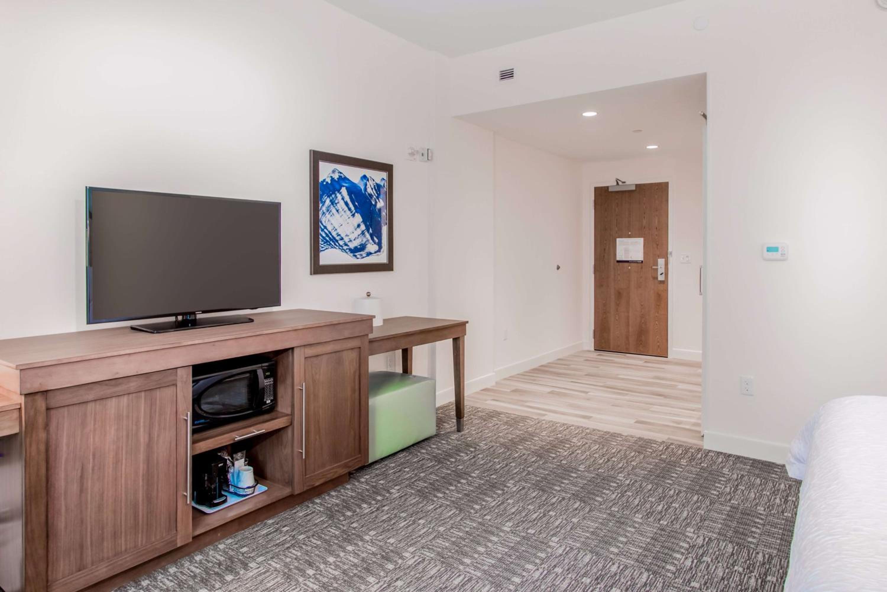 King Room with Roll-In Shower and Sofa Bed - Mobility/Hearing Accessible Non-Smoking thumbnail 5
