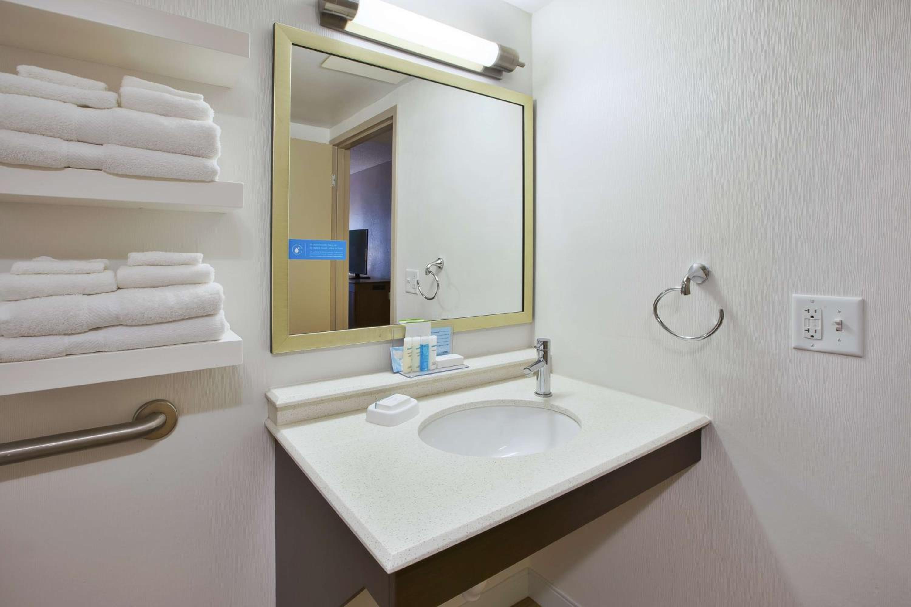 Queen Room with Roll-In Shower - Mobility Access/Non-Smoking photo 3