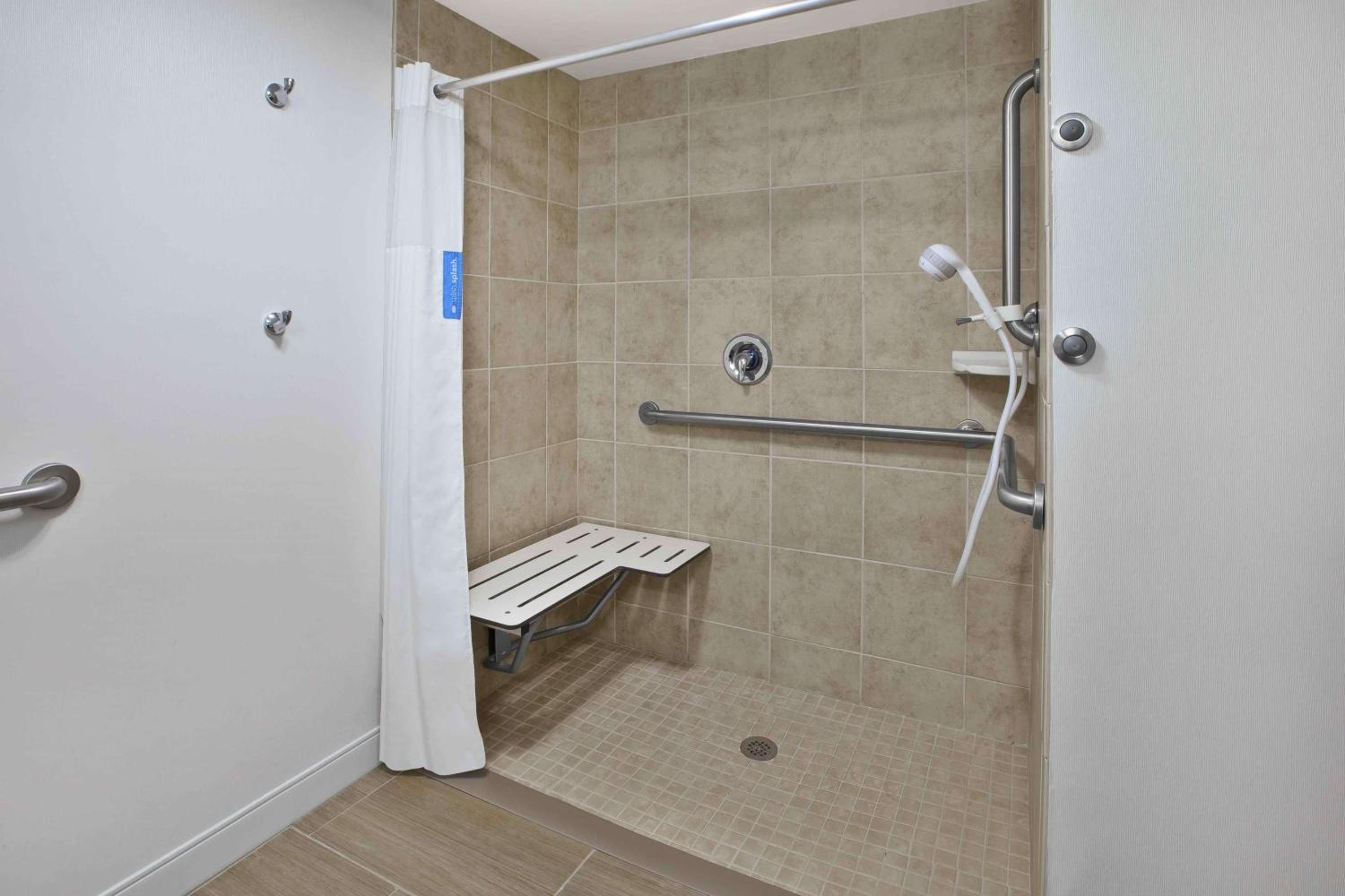 Queen Room with Roll-In Shower - Mobility Access/Non-Smoking photo 2