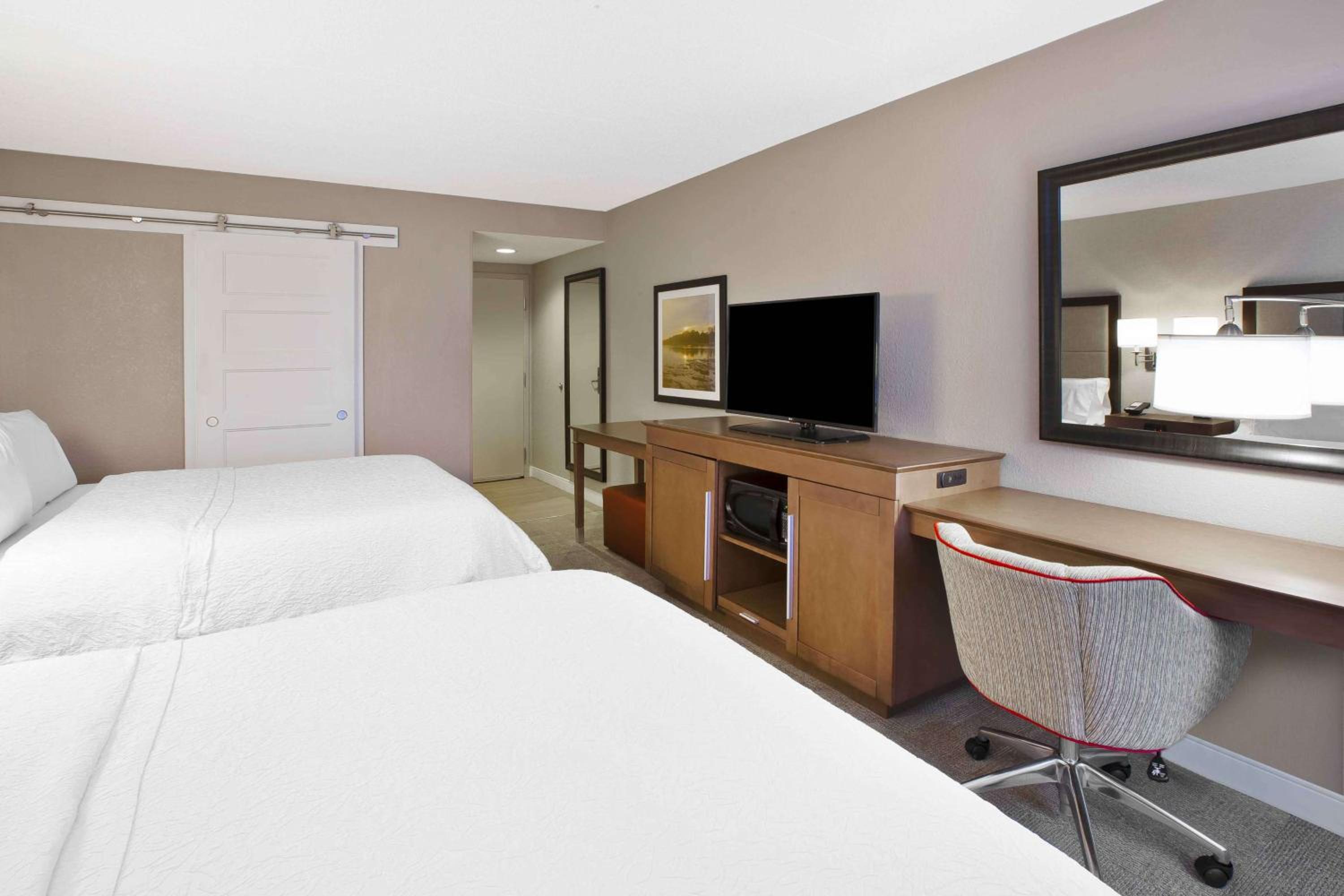 Room with Two Queen Beds - Non-Smoking photo 2