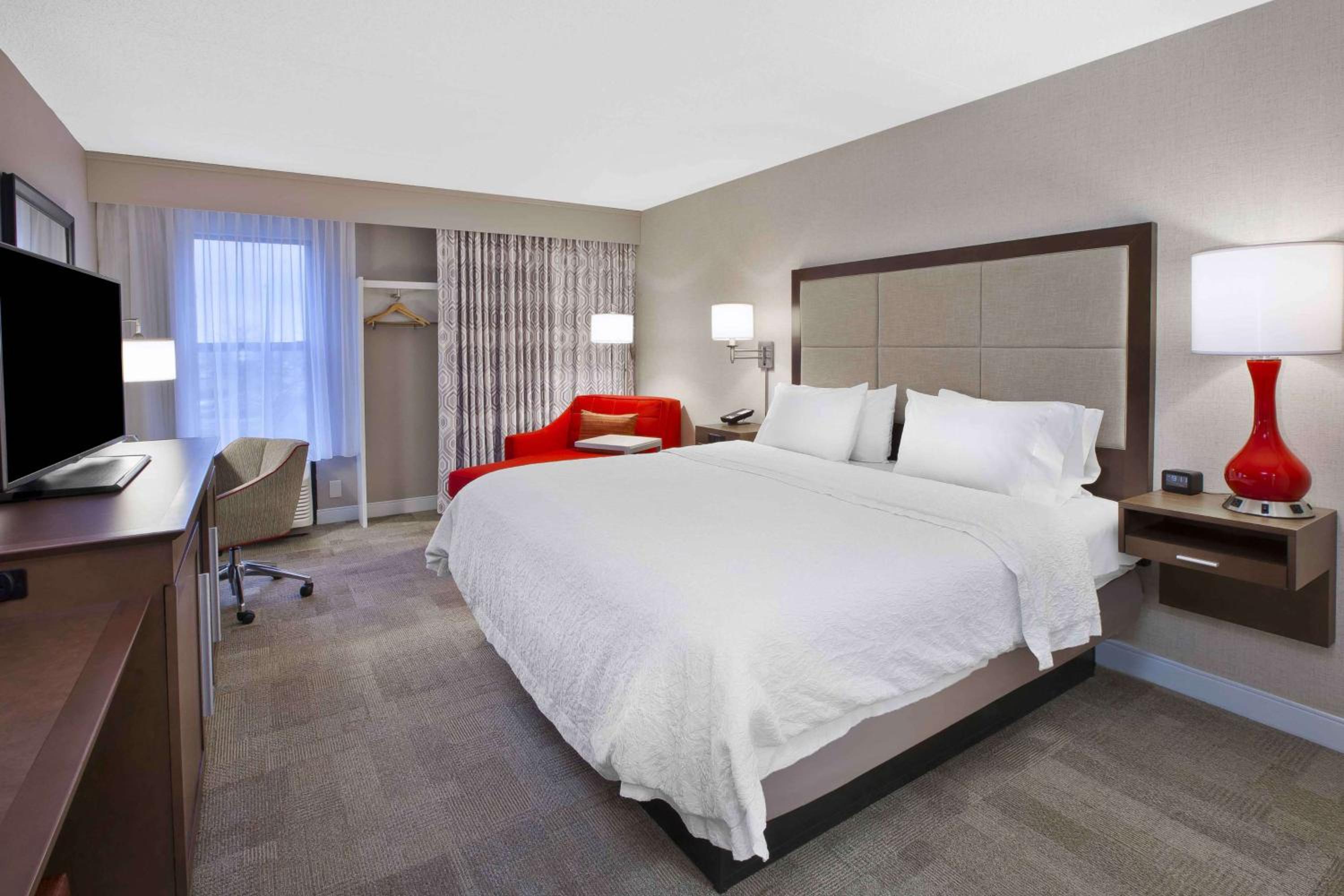 King Room with King Bed - Non-Smoking - Photo 2