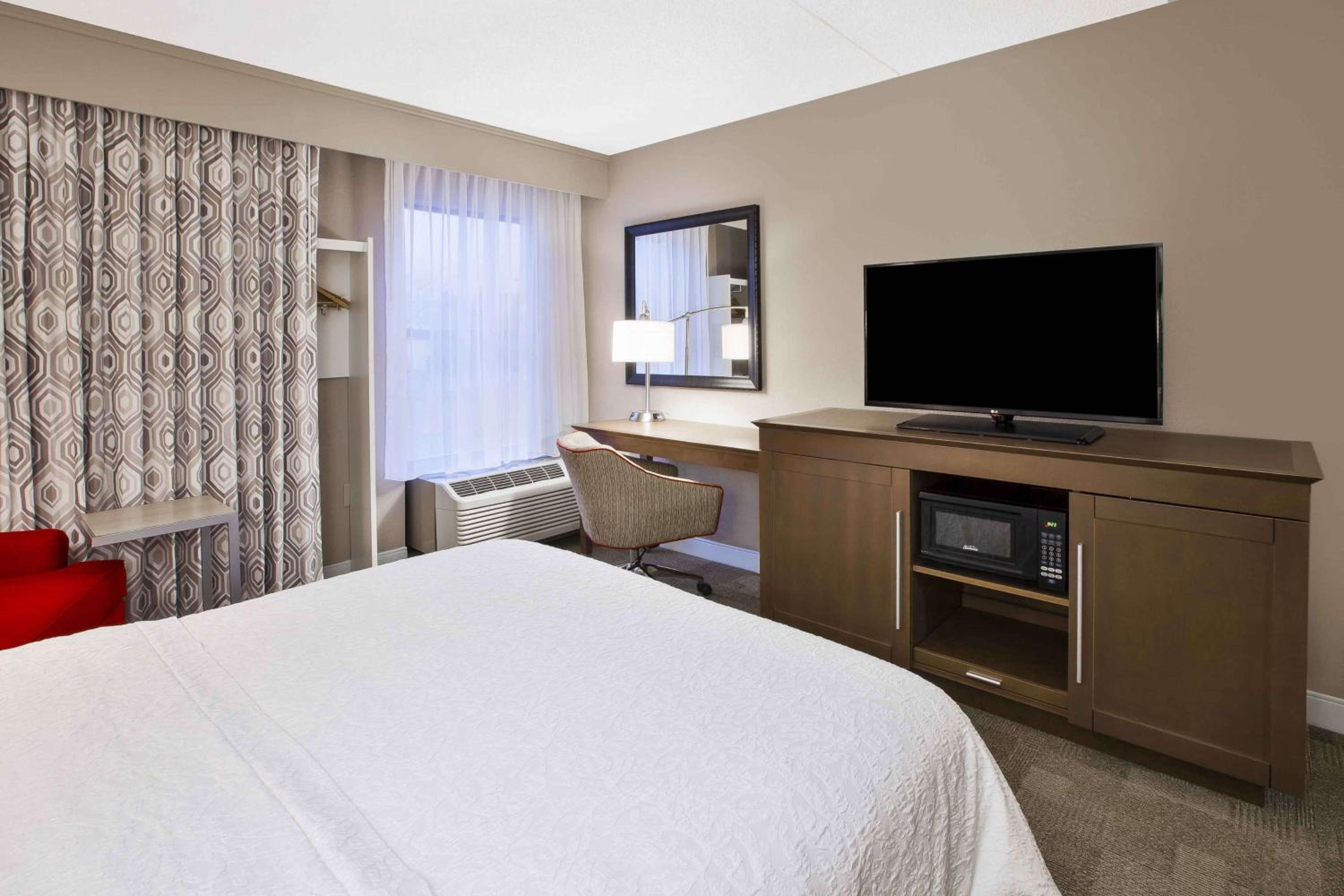 Queen Room with Roll-In Shower - Mobility Access/Non-Smoking photo 1