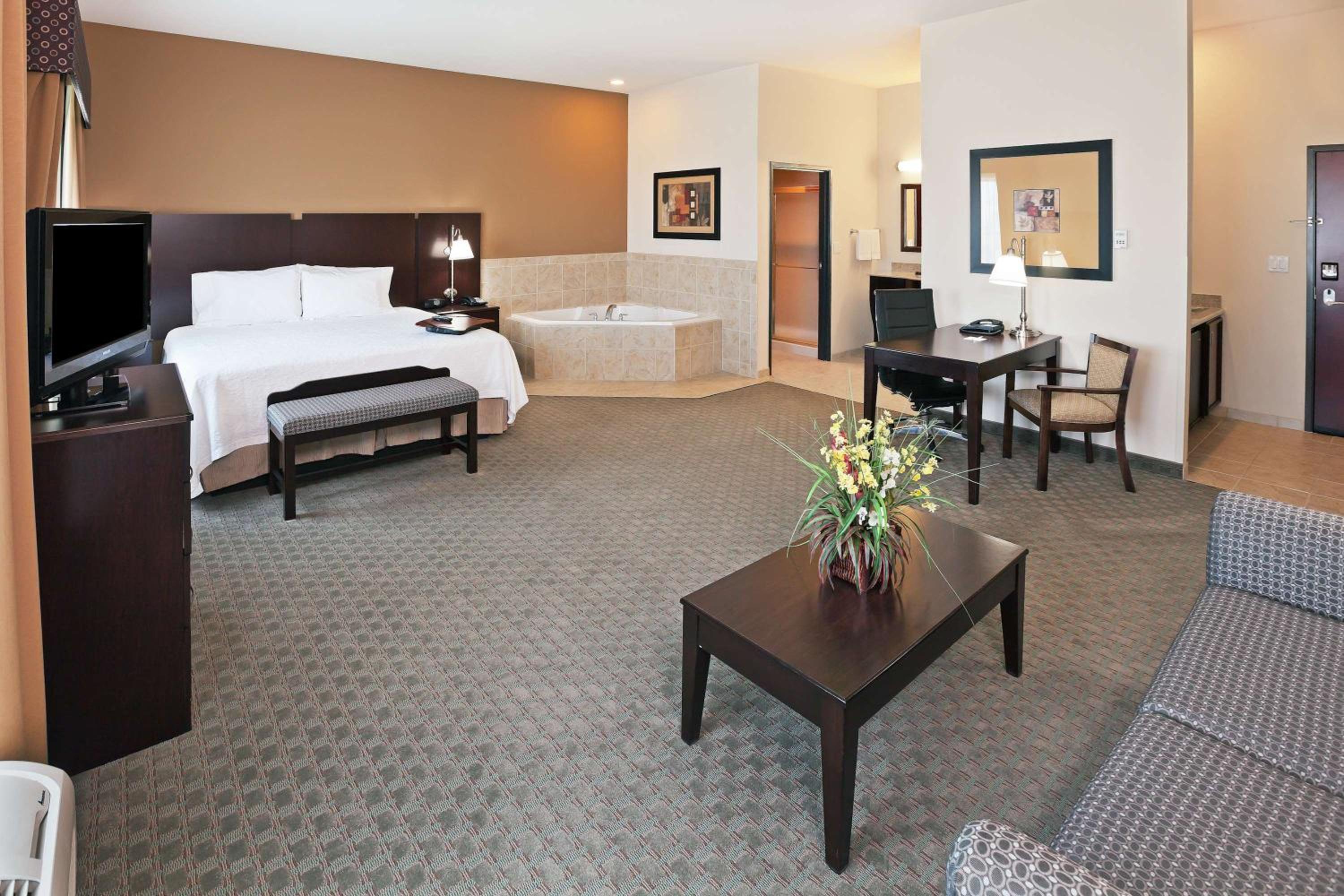 King Studio Suite with Whirlpool - Non-Smoking photo 1