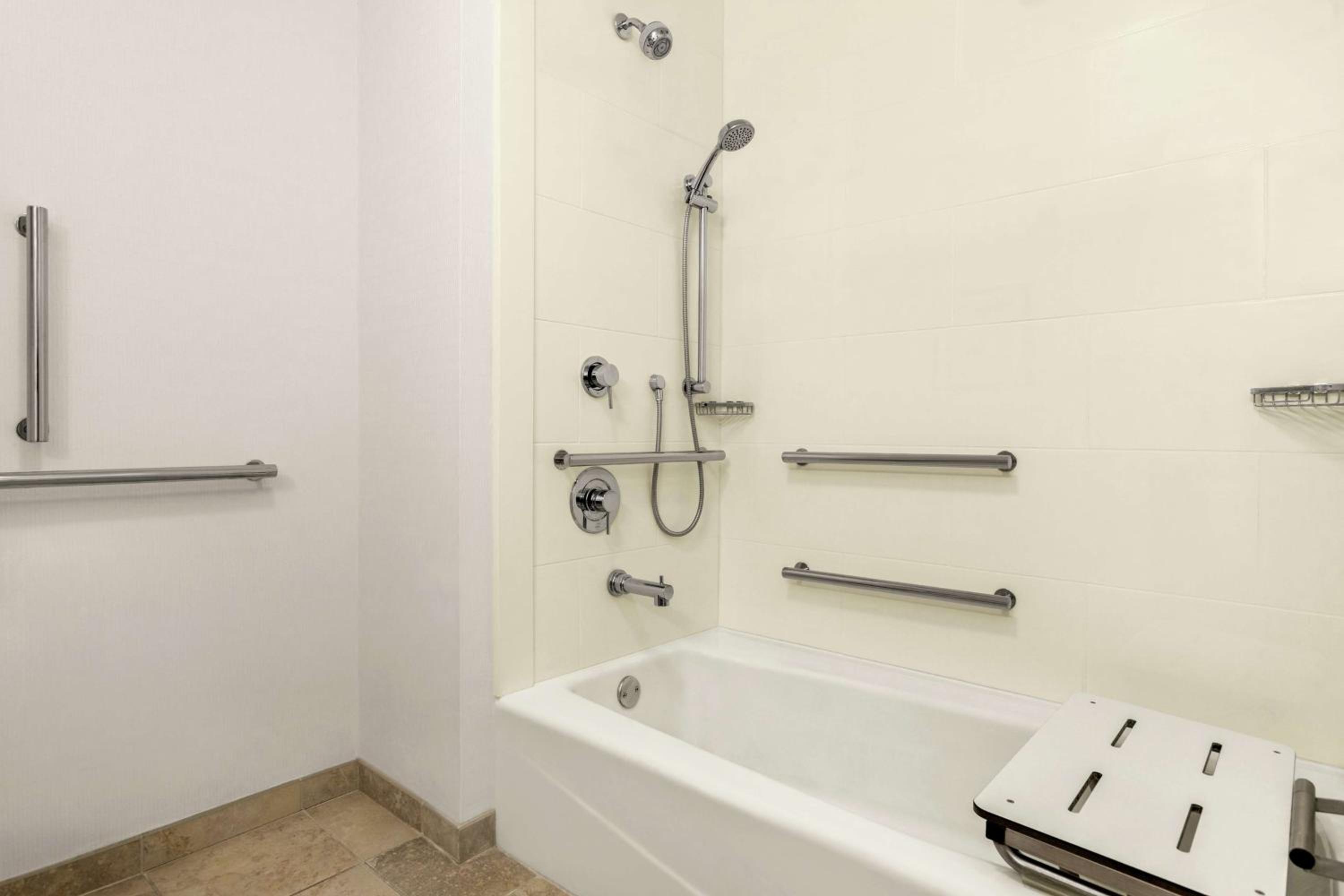 Queen Room with Two Queen Beds - Mobility Access/Non-Smoking photo 3