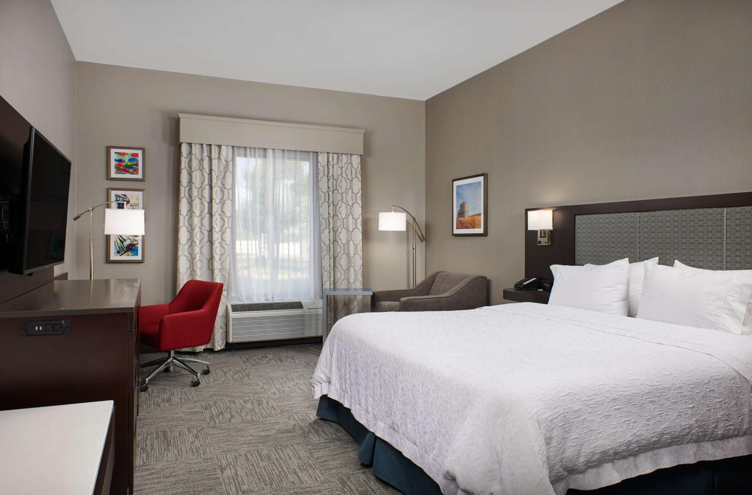 King Room with King Bed - Non-Smoking - Photo 3