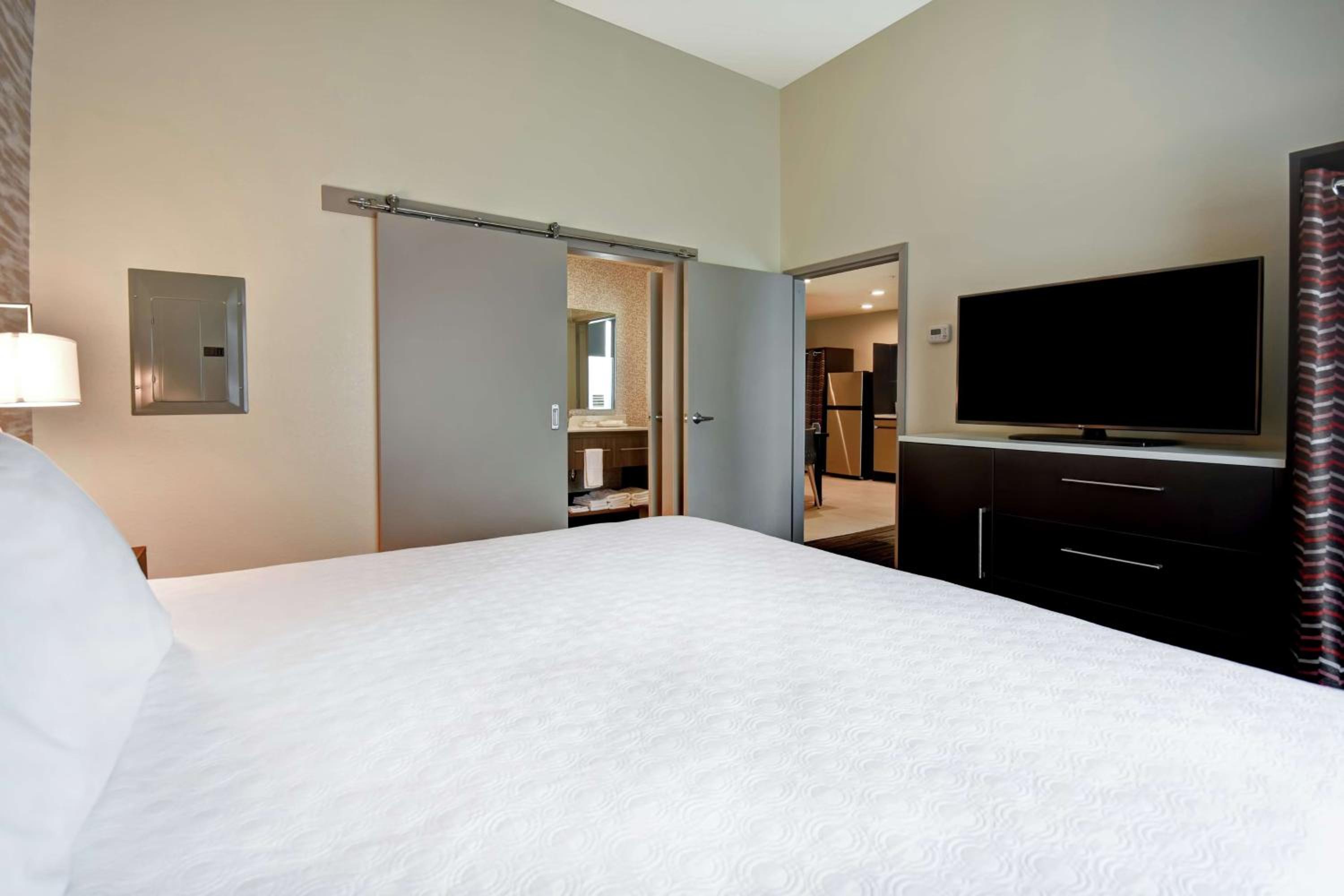 One-Bedroom King Suite - Non-Smoking - Photo 3