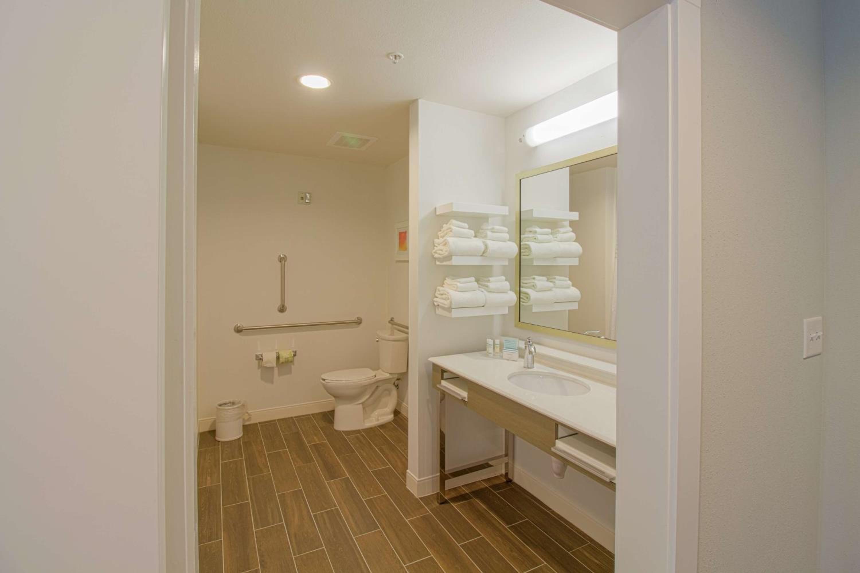 Queen Room with Two Queen Beds - Mobility Access/Non-Smoking photo 3