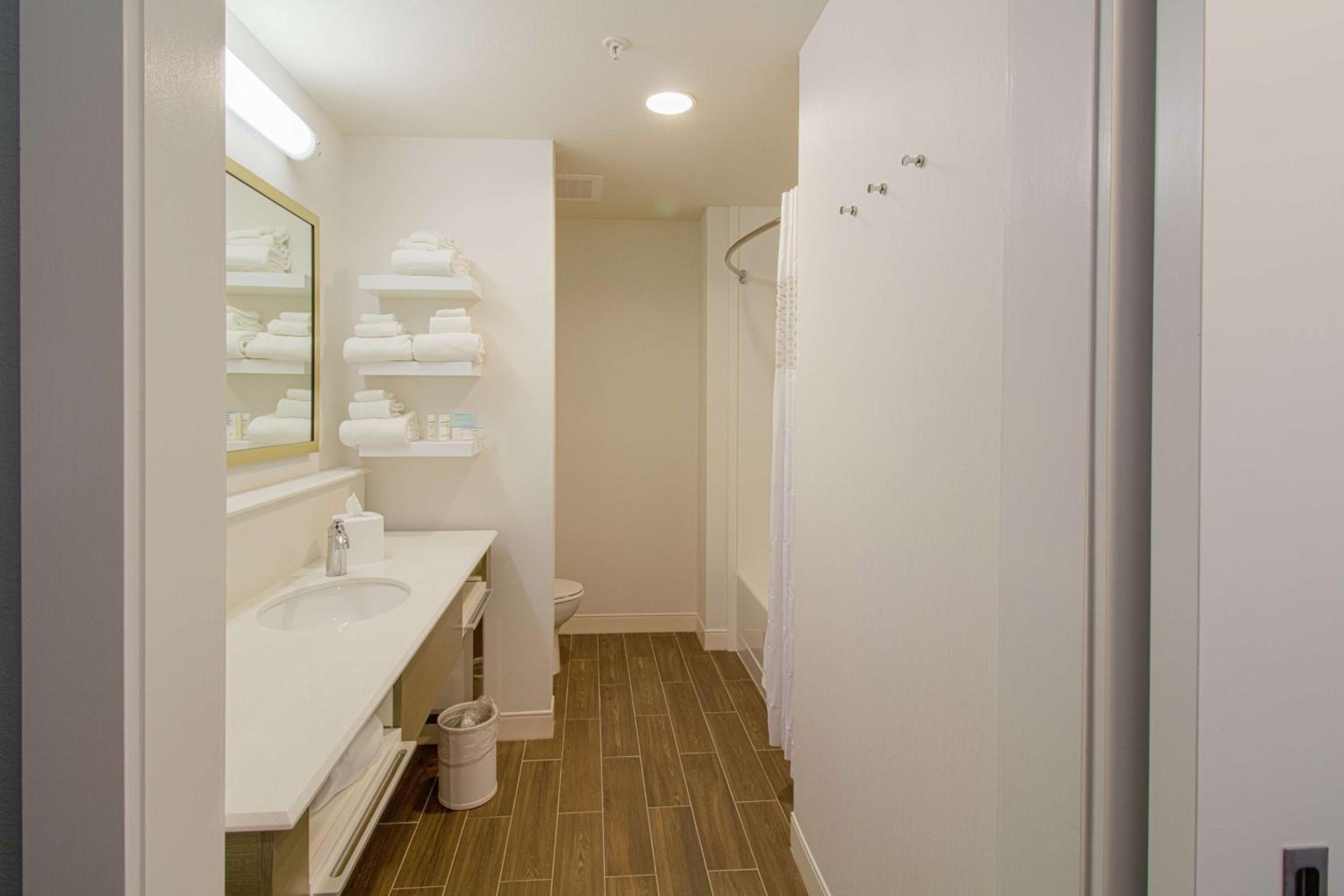 King Room - Non-Smoking photo 2