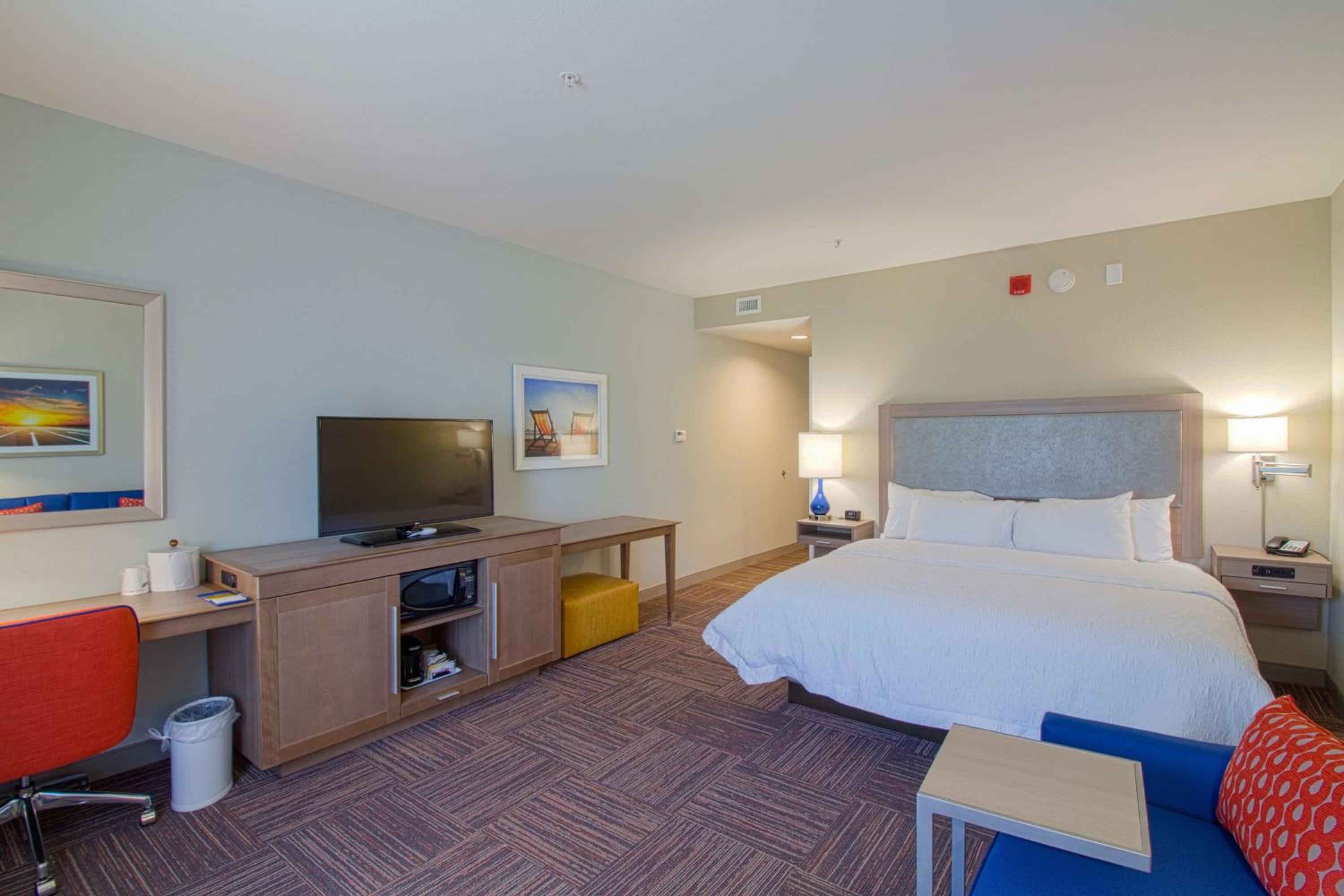 King Room with Sofa Bed - Non-Smoking photo 3