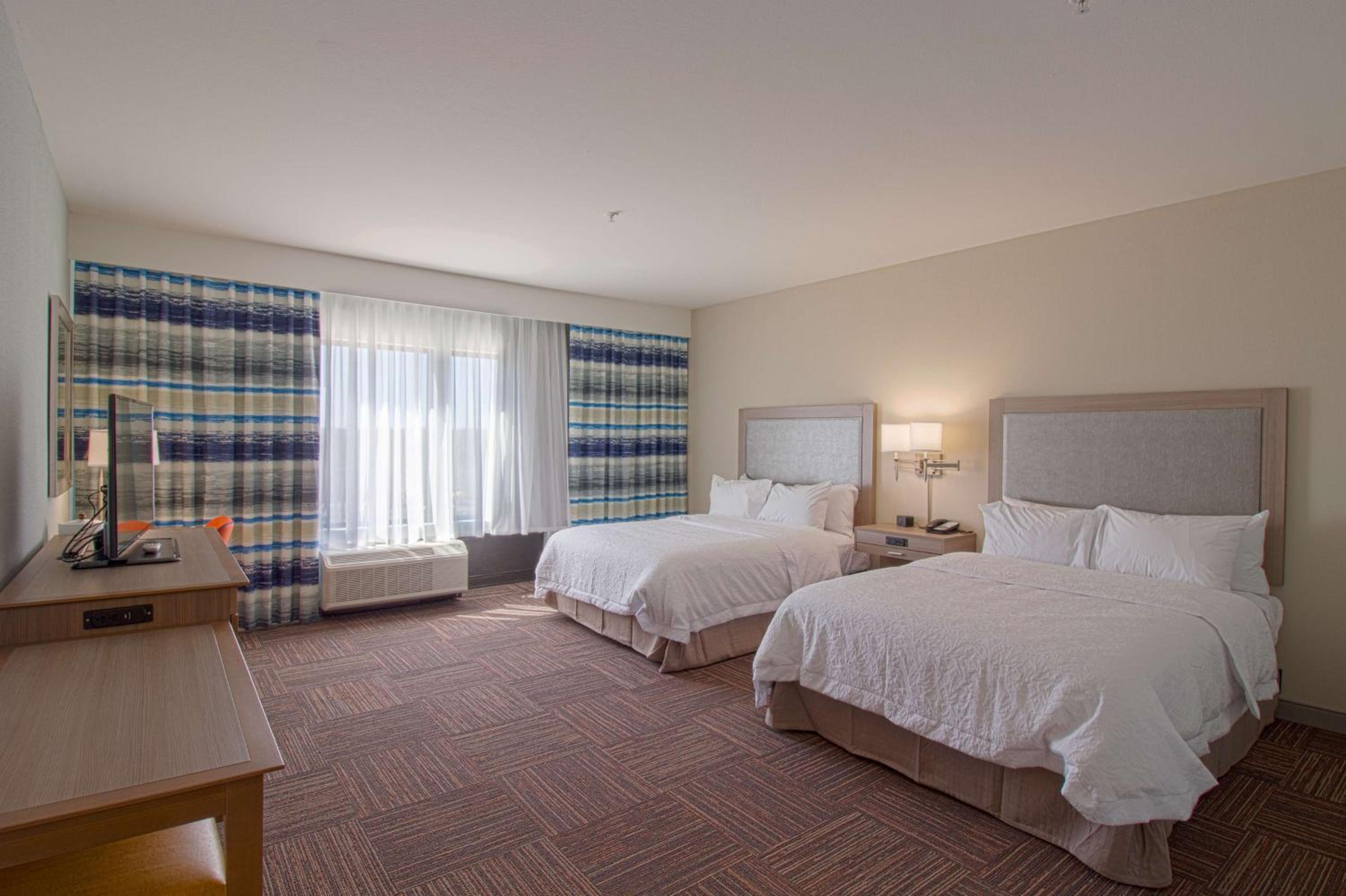 Queen Room with Two Queen Beds - Mobility Access/Non-Smoking photo 2