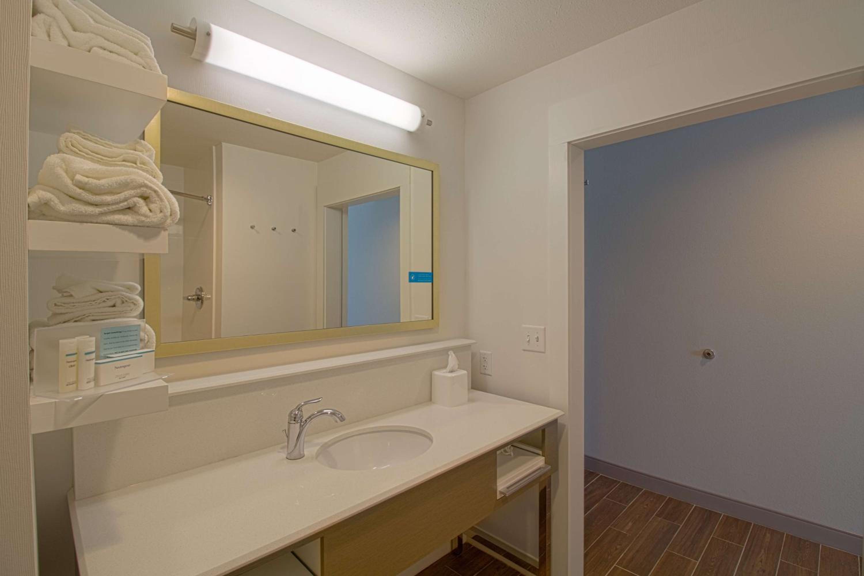 King Room - Hearing Access/Non-Smoking photo 3
