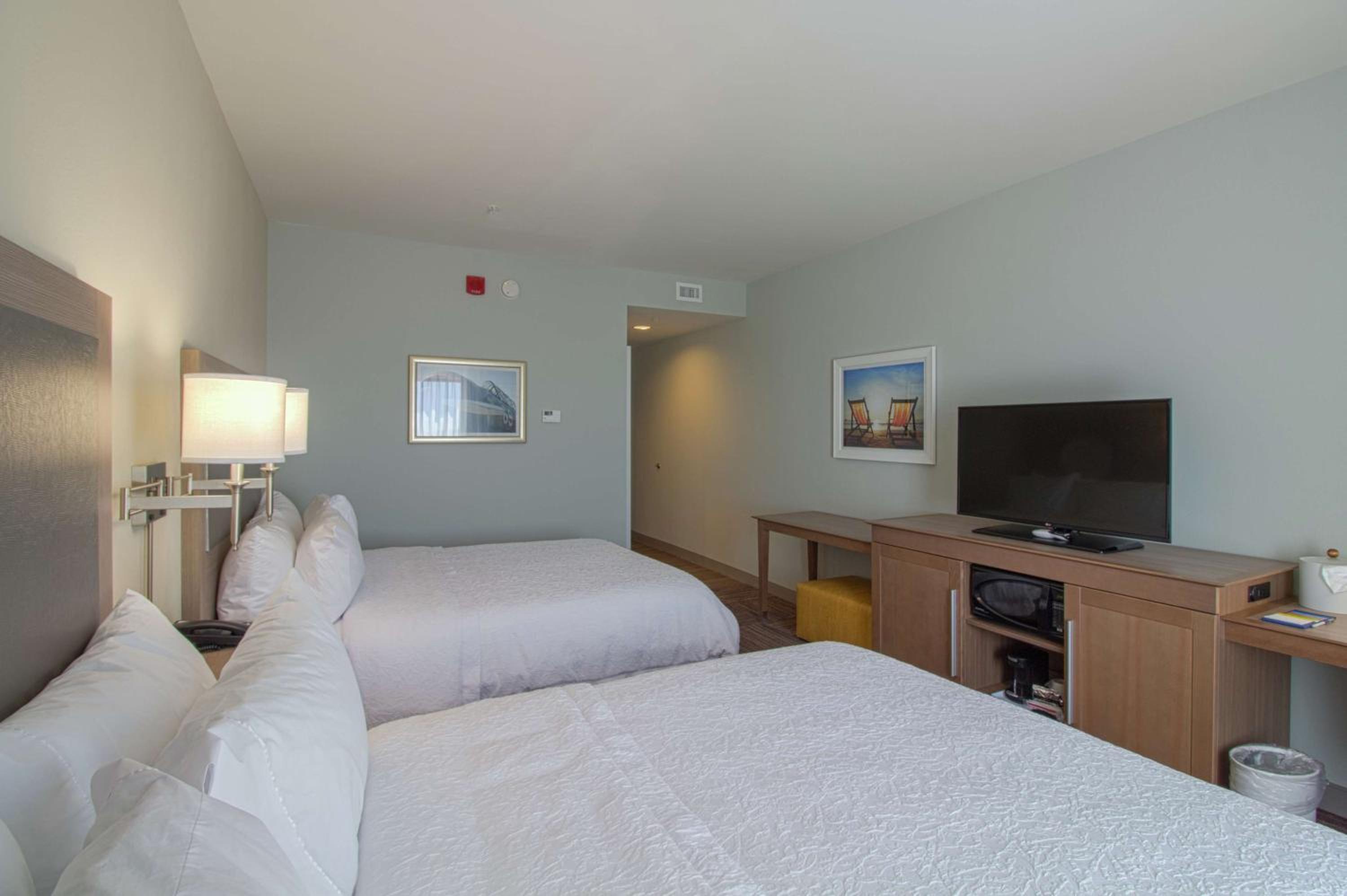 Queen Room with Two Queen Beds (4 Adults) photo 3