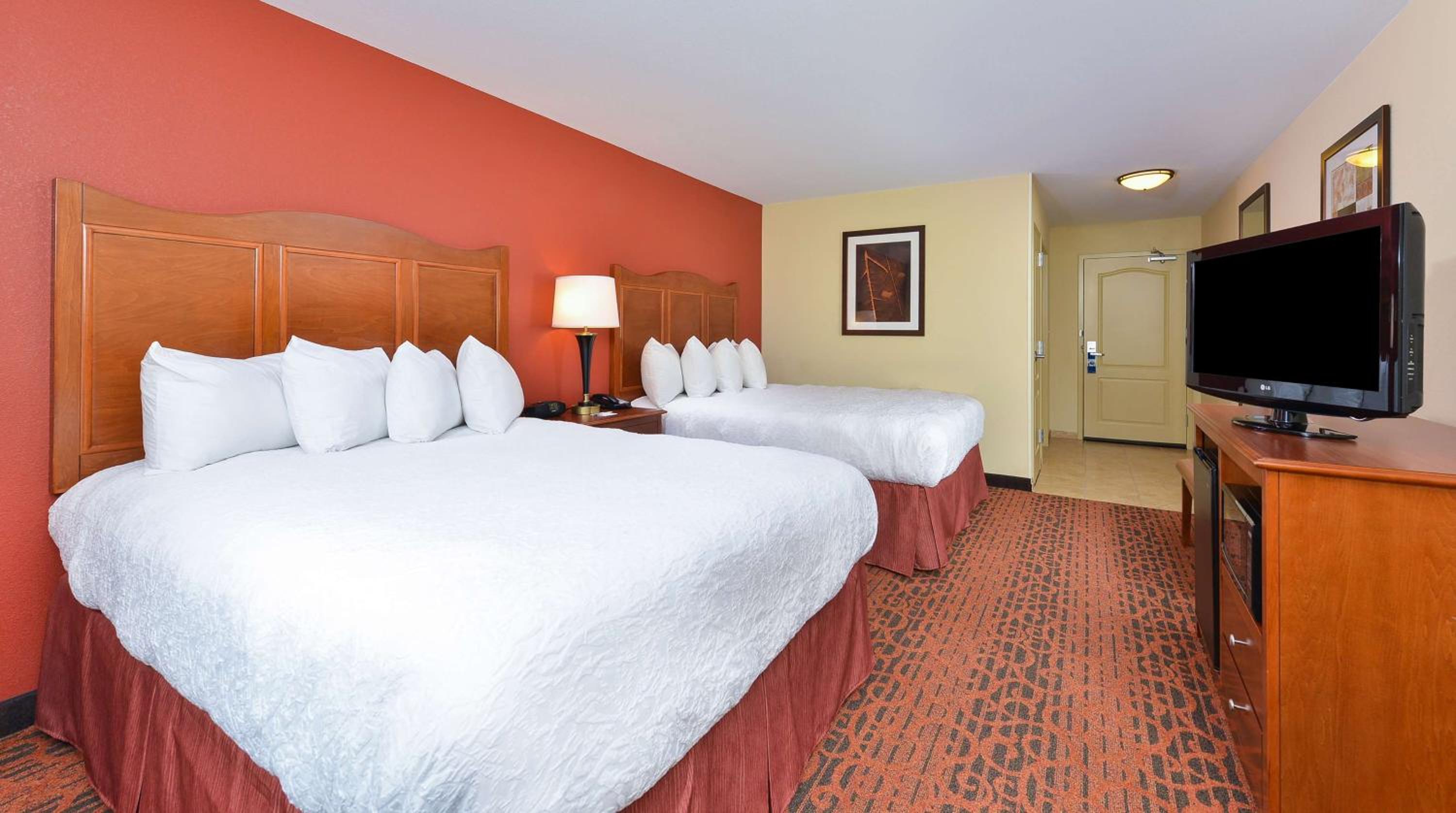 Room with Two Queen Beds - Non-Smoking - Photo 4