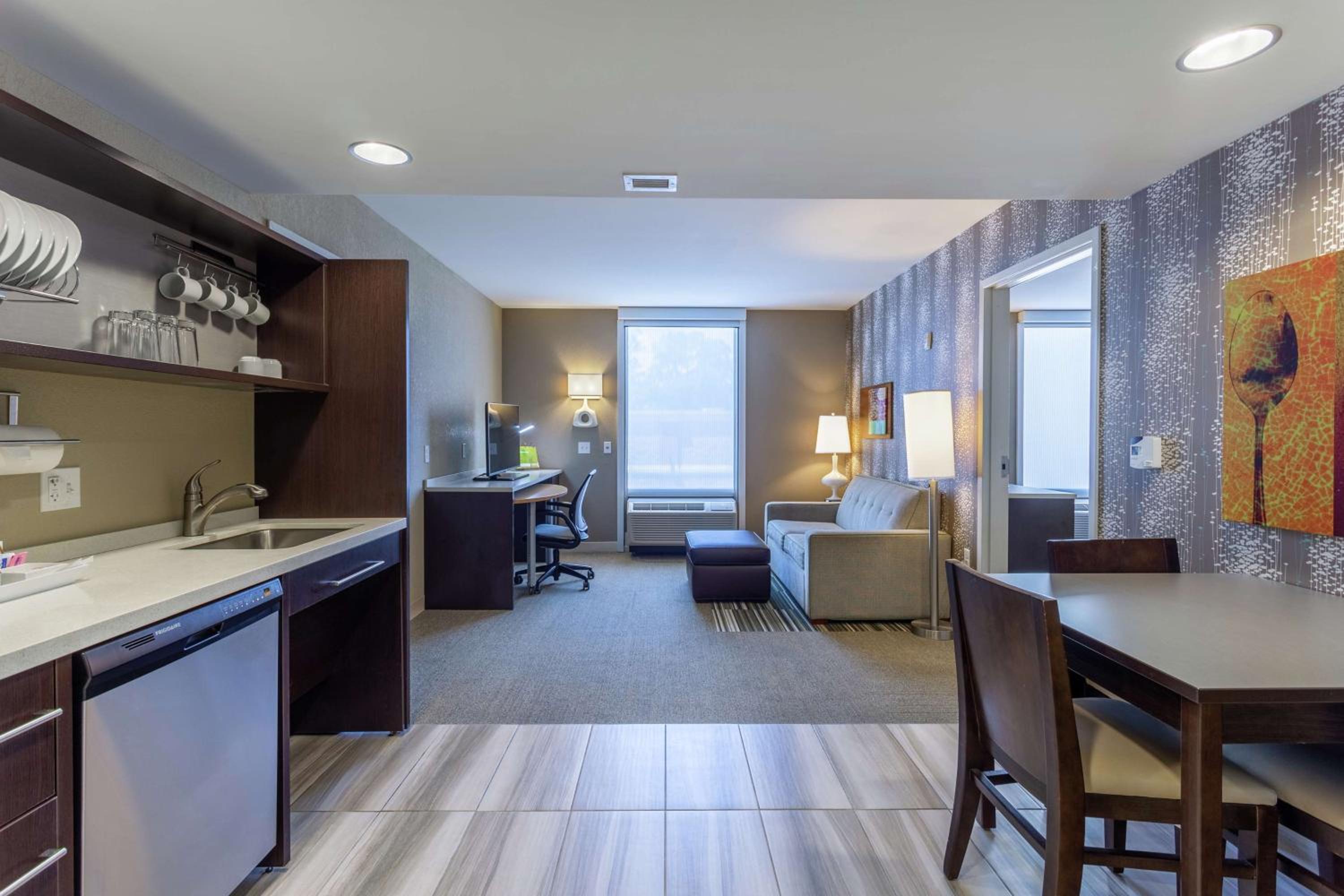 King Suite - Mobility and Hearing Access/Non-Smoking photo 1