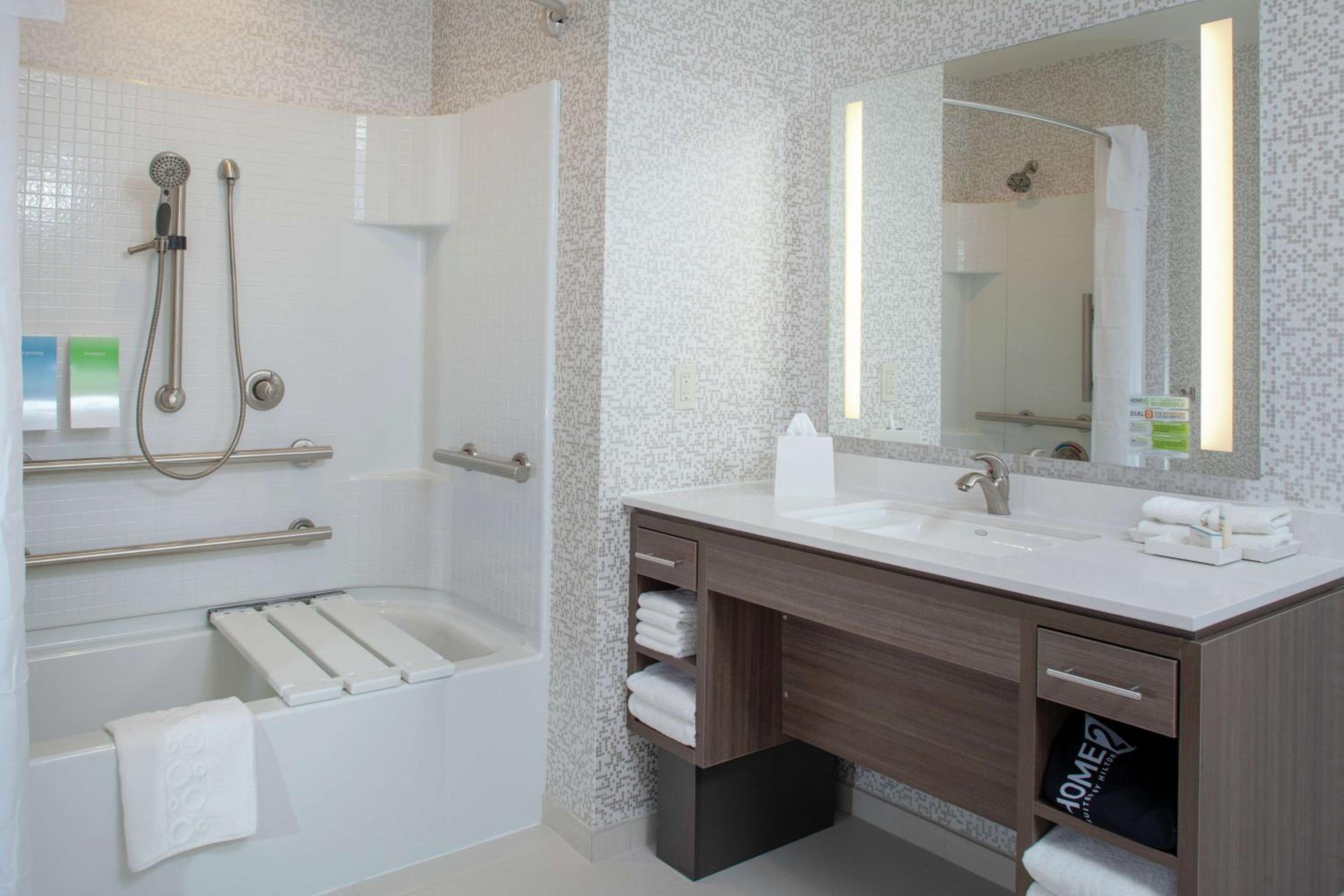King Suite - Mobility Access/Non-Smoking - Photo 2
