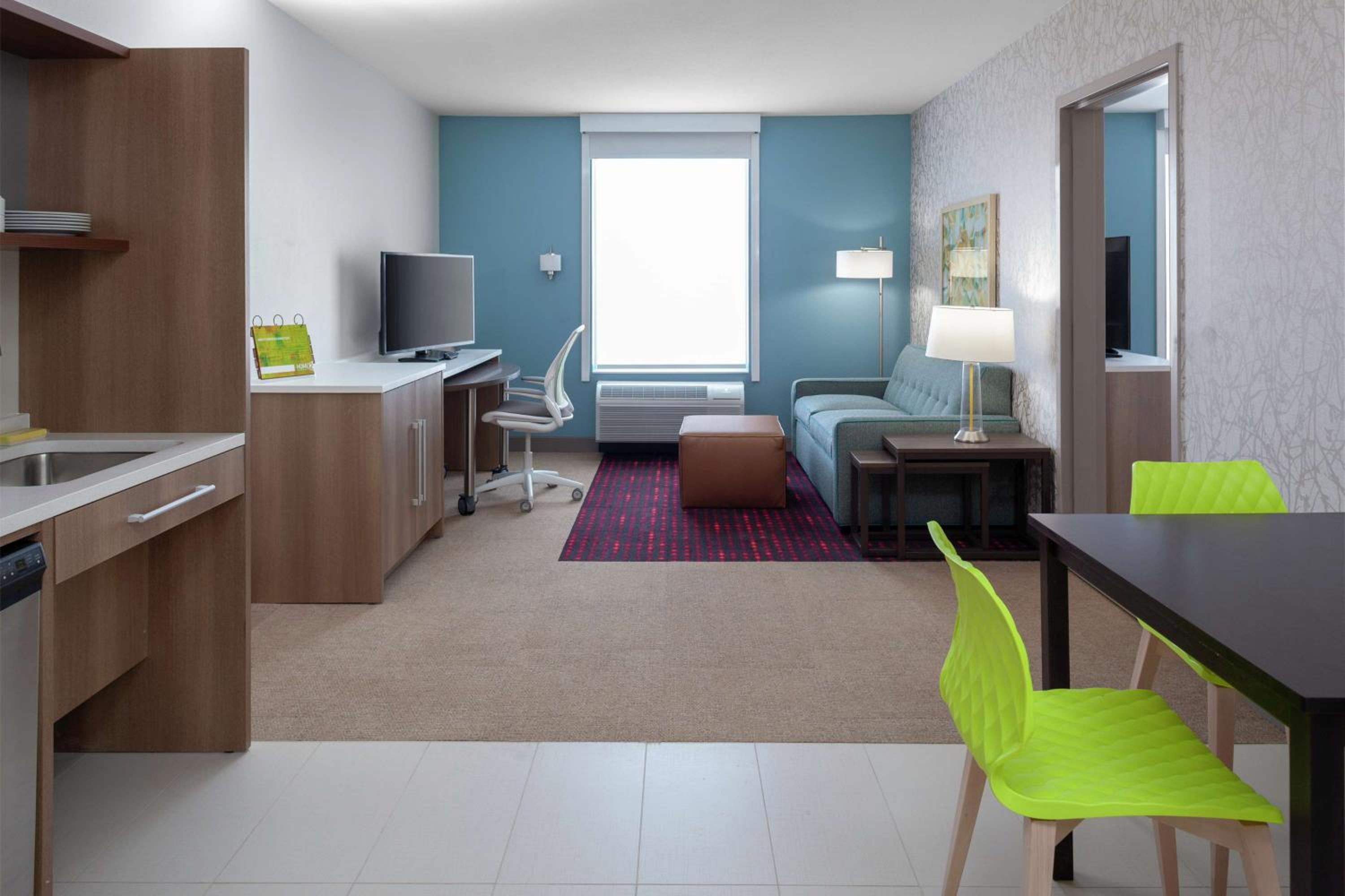 Queen Suite - Hearing Access/Non-Smoking - Photo 1