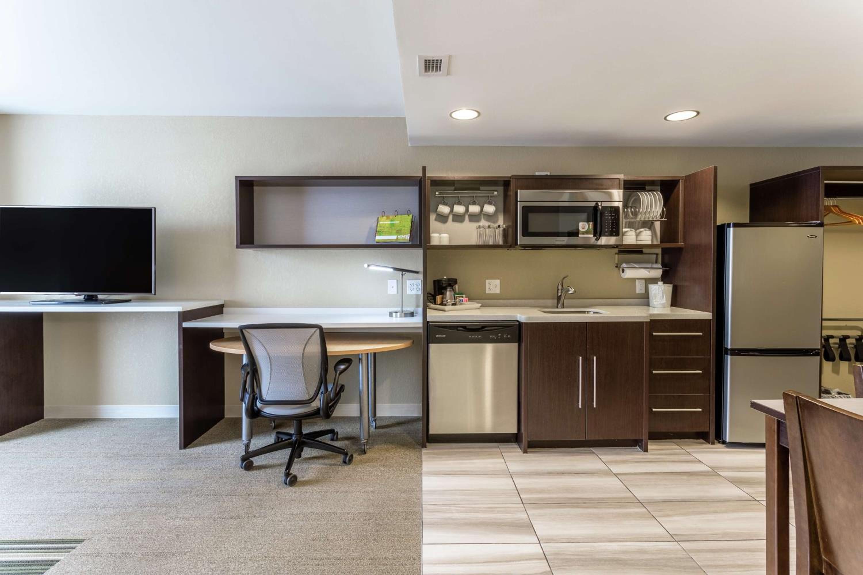 One-Bedroom King Suite - Non-Smoking photo 2