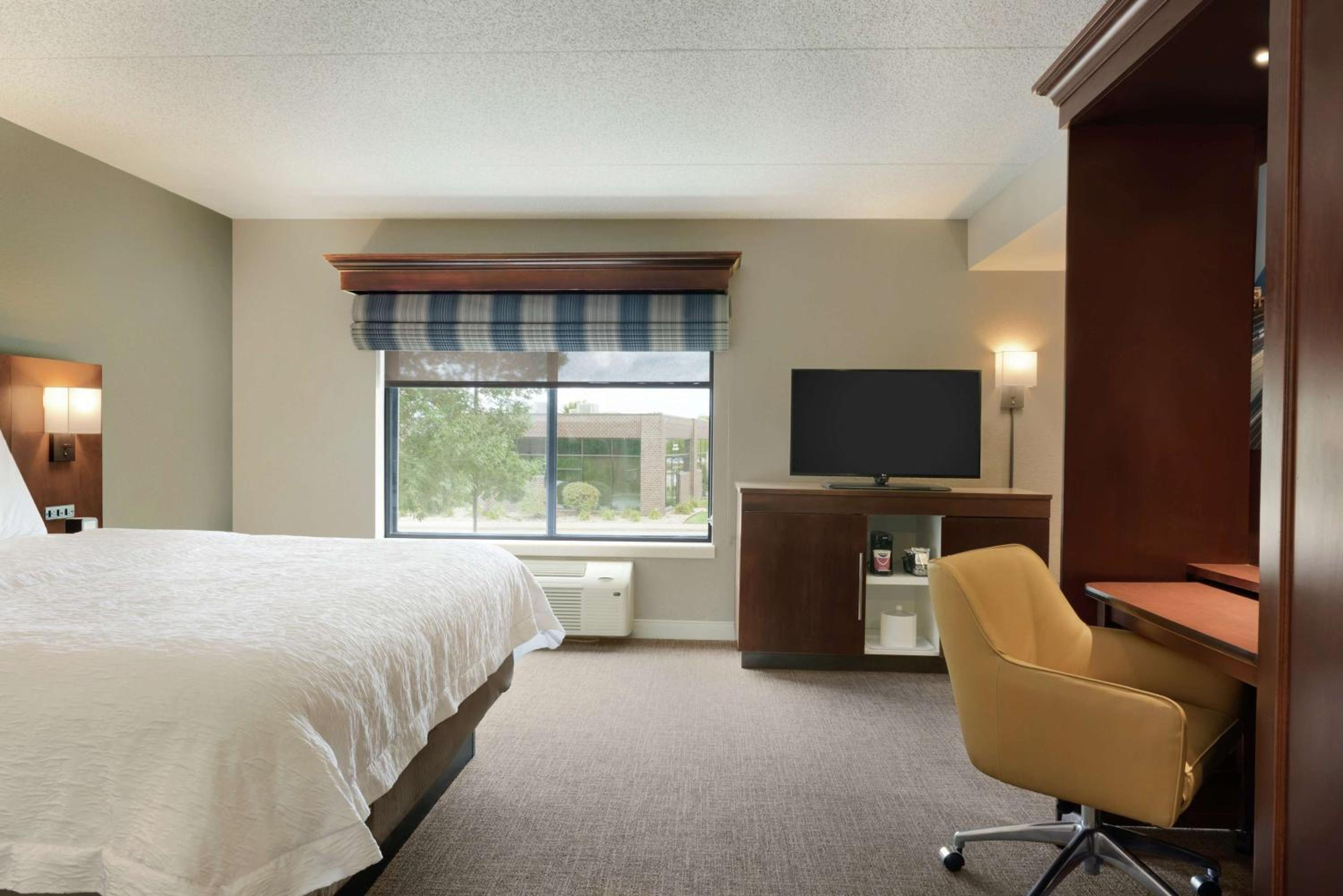 King Room with King Bed - Non-Smoking - Photo 2
