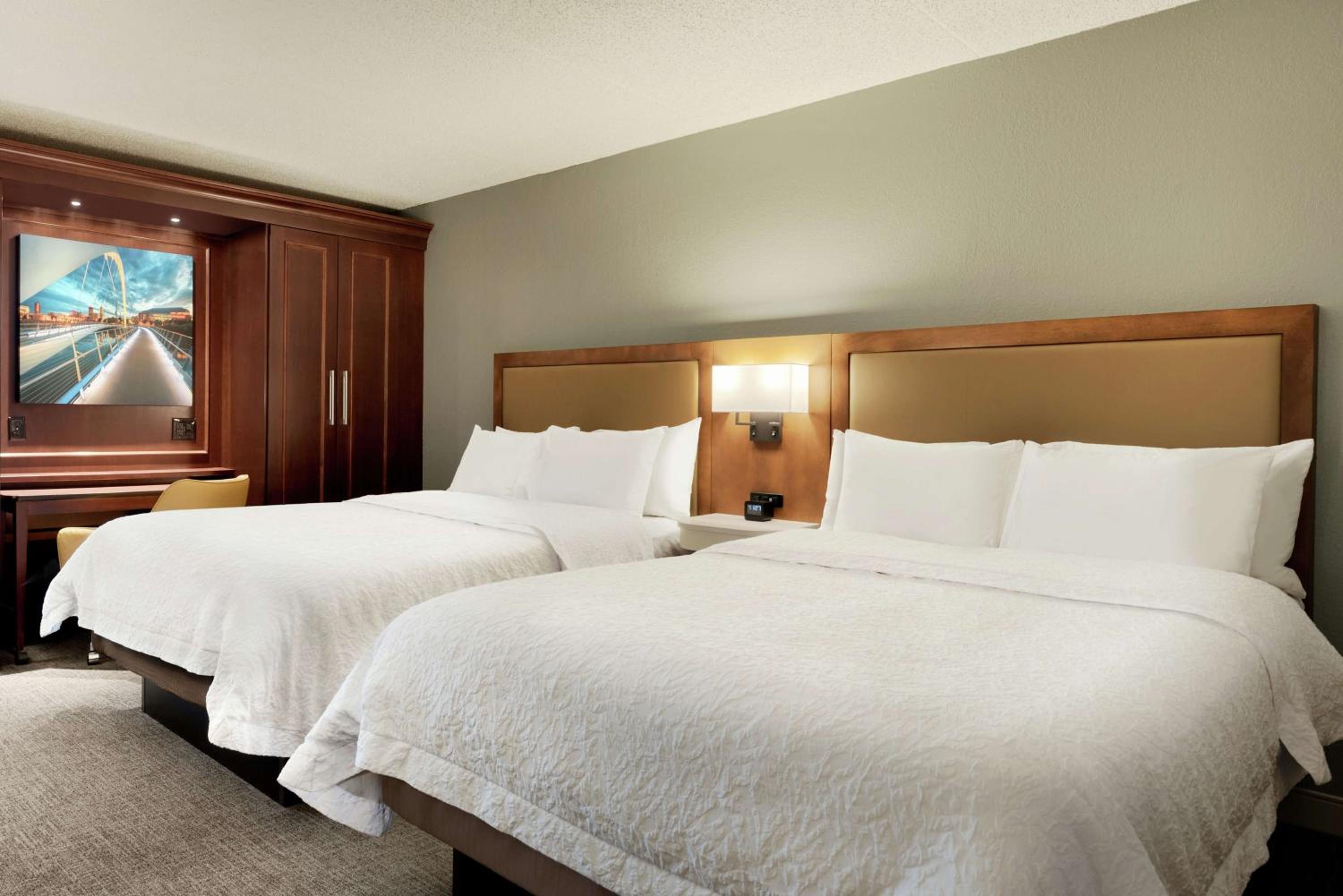 Room with Two Queen Beds - Non-Smoking - Photo 3