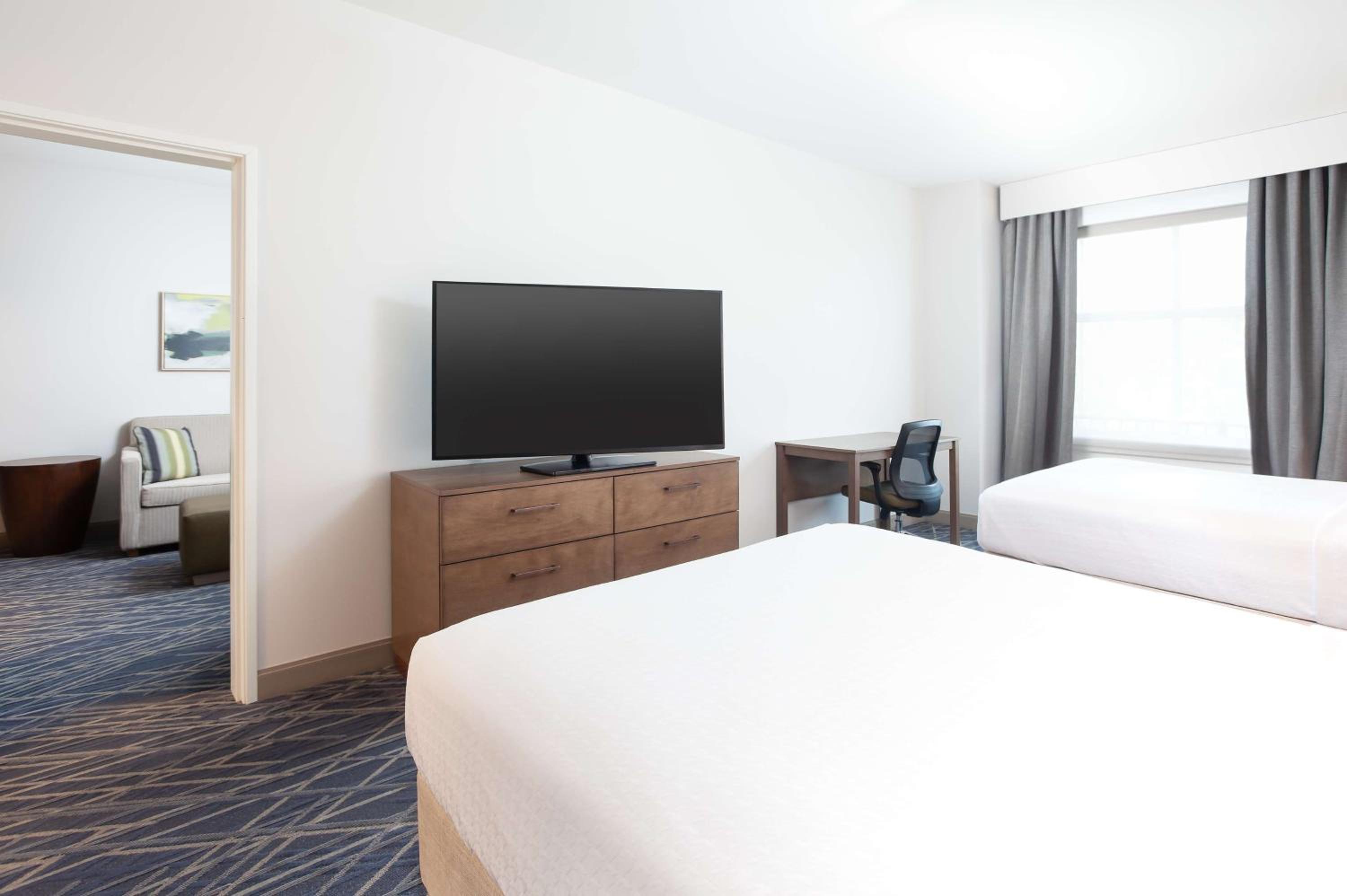 Queen Suite With Two Queen Beds And Roll-In Shower - Mobility Accessible