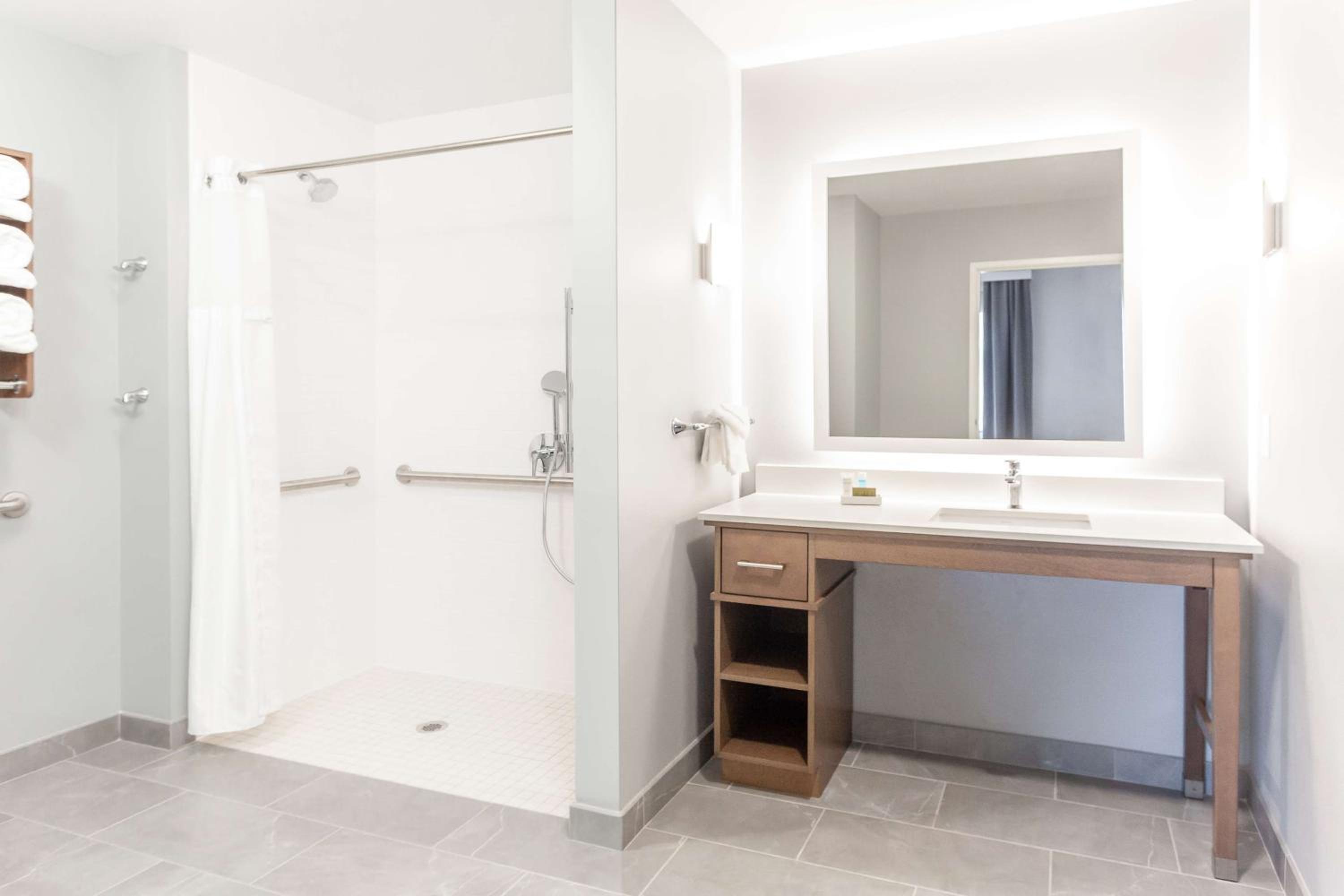 Queen Suite With Two Queen Beds And Roll-In Shower - Mobility Accessible photo 3