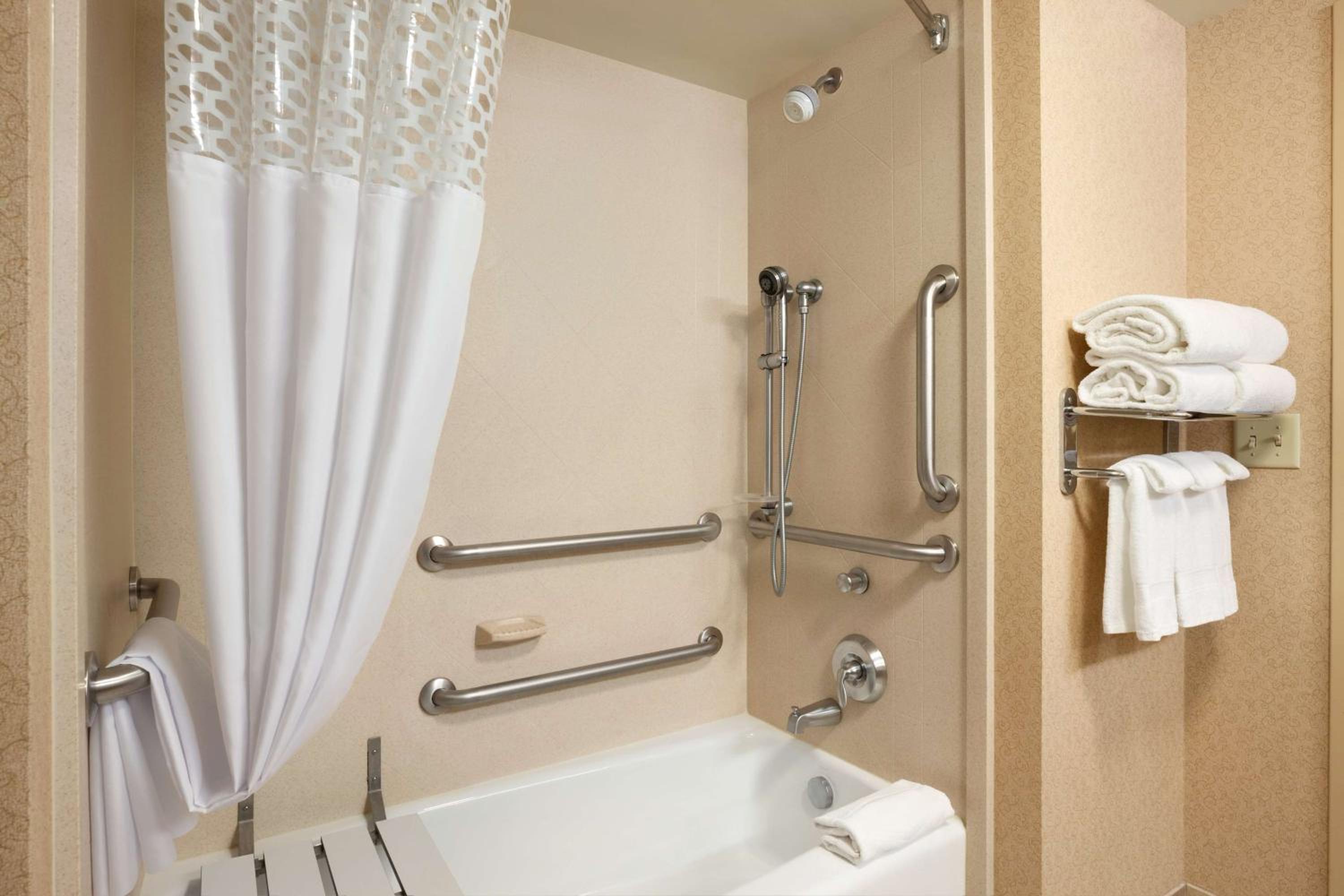 Queen Room with Two Queen Beds - Mobility Access/Non-Smoking - Photo 3