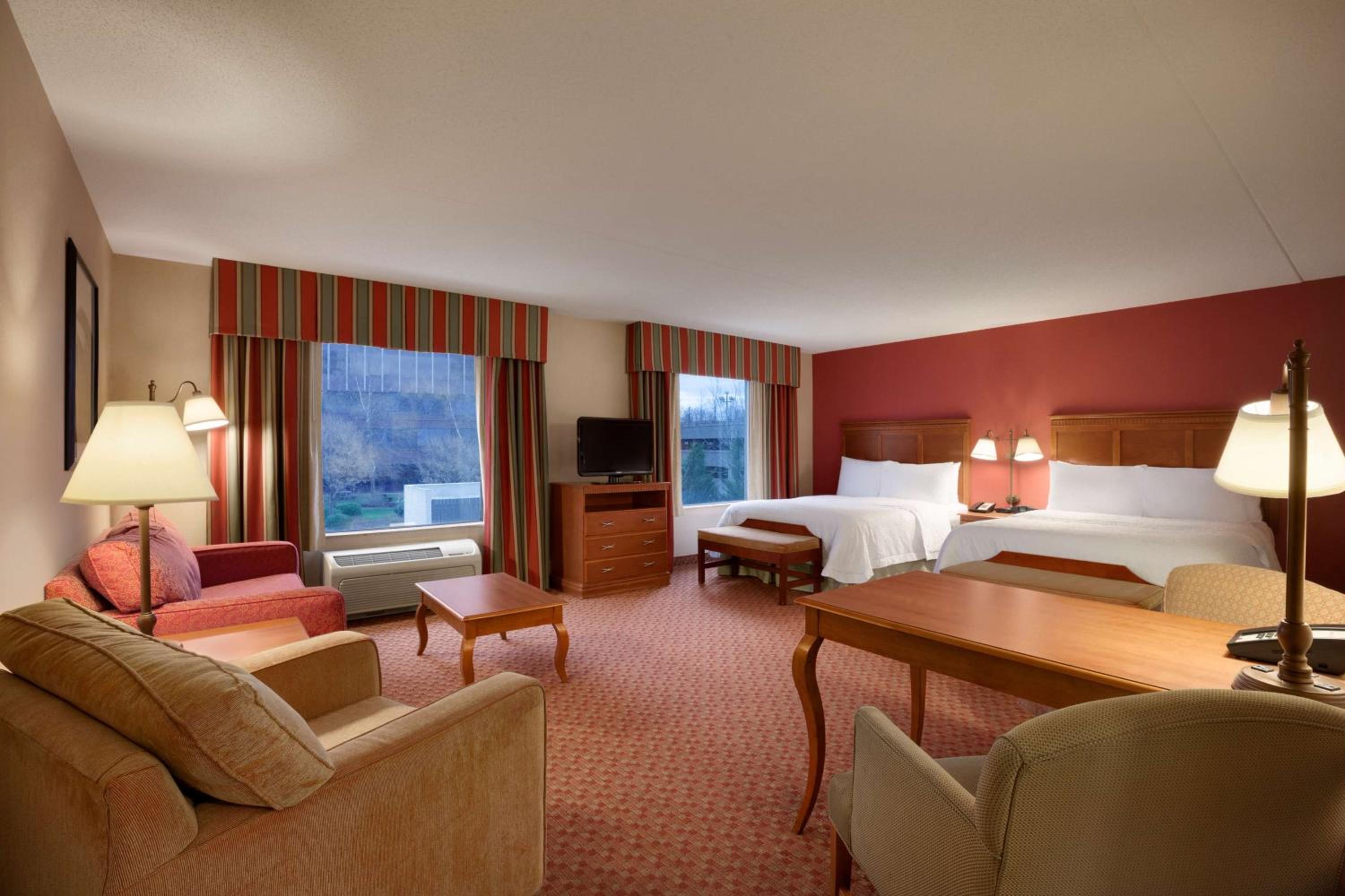 Queen Studio Suite with Two Queen Beds - Non-Smoking - Photo 4