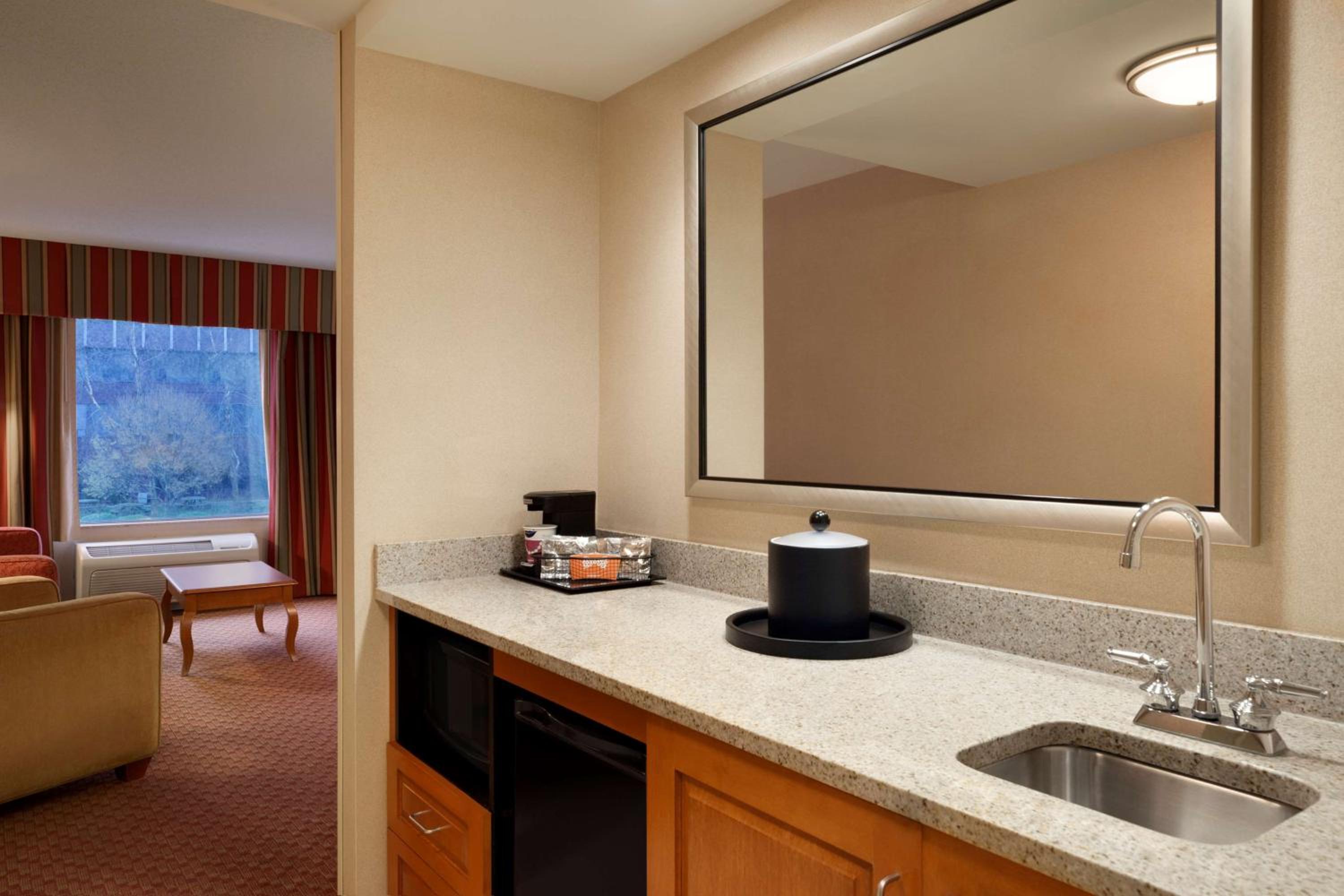 Queen Studio Suite with Two Queen Beds - Non-Smoking - Photo 2