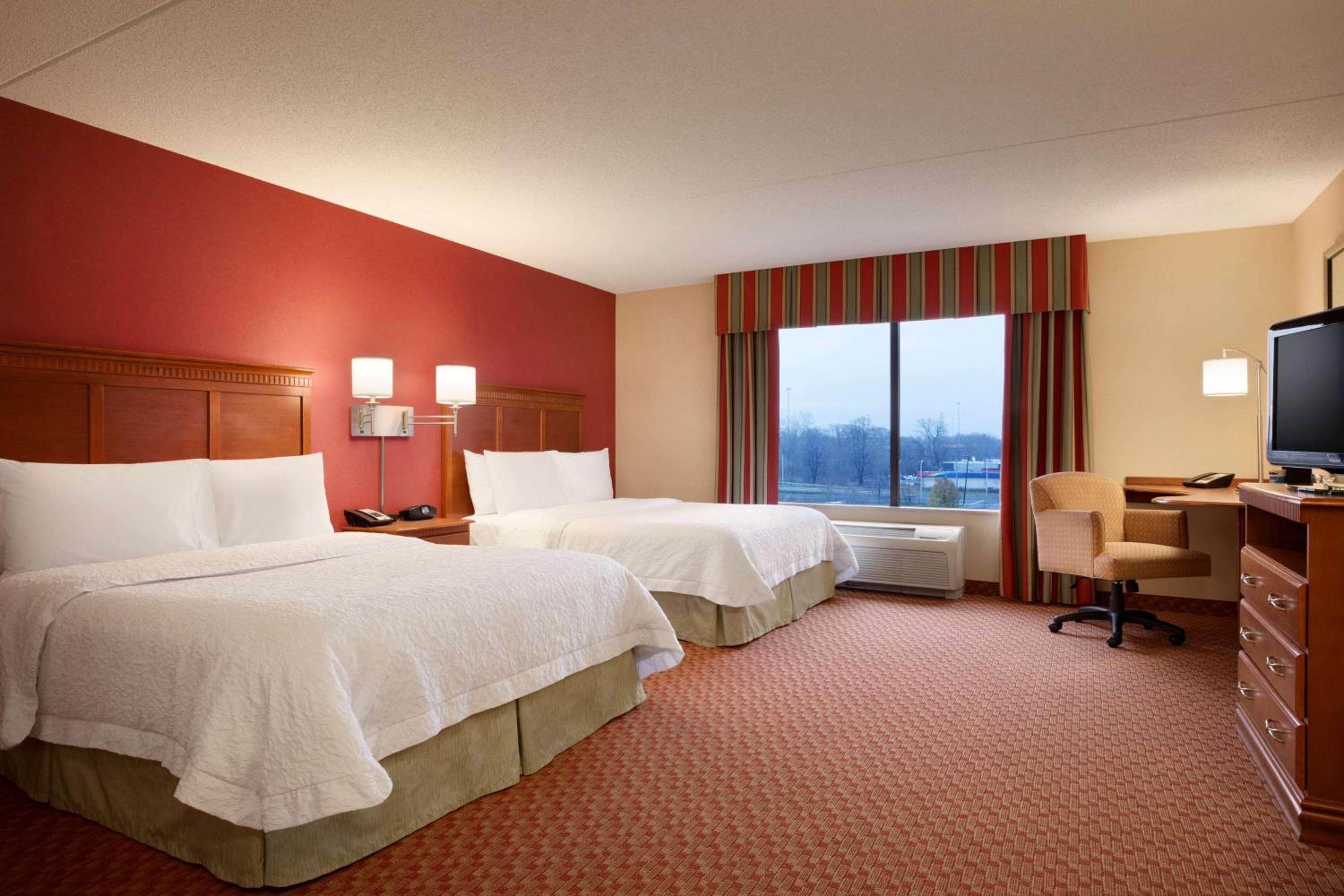 Queen Room with Two Queen Beds - Mobility Access/Non-Smoking - Photo 4