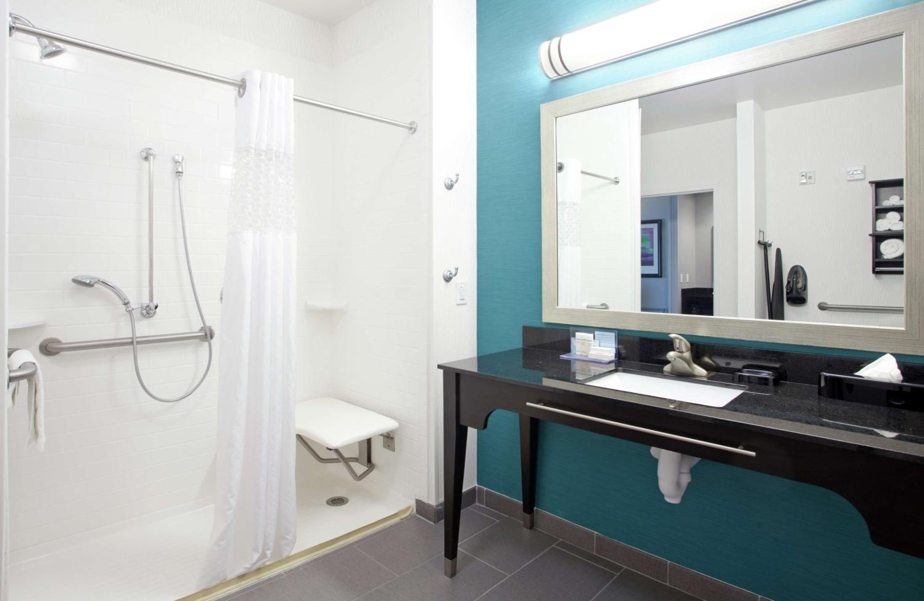King Room with Sofa Bed - Hearing Accessible/Non-Smoking photo 3