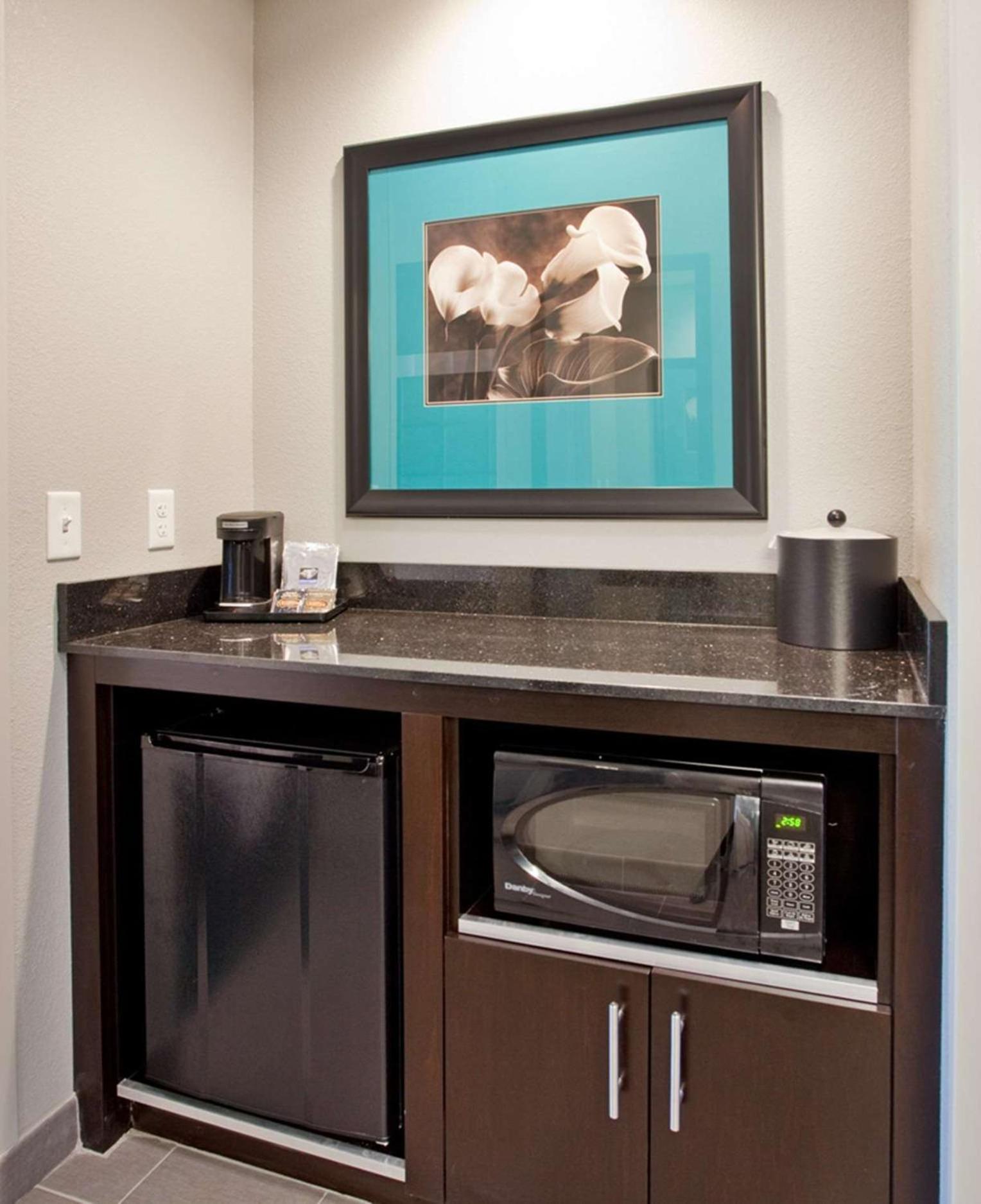 King Room with Accessible Tub - Mobility and Hearing Access/Non-Smoking photo 3