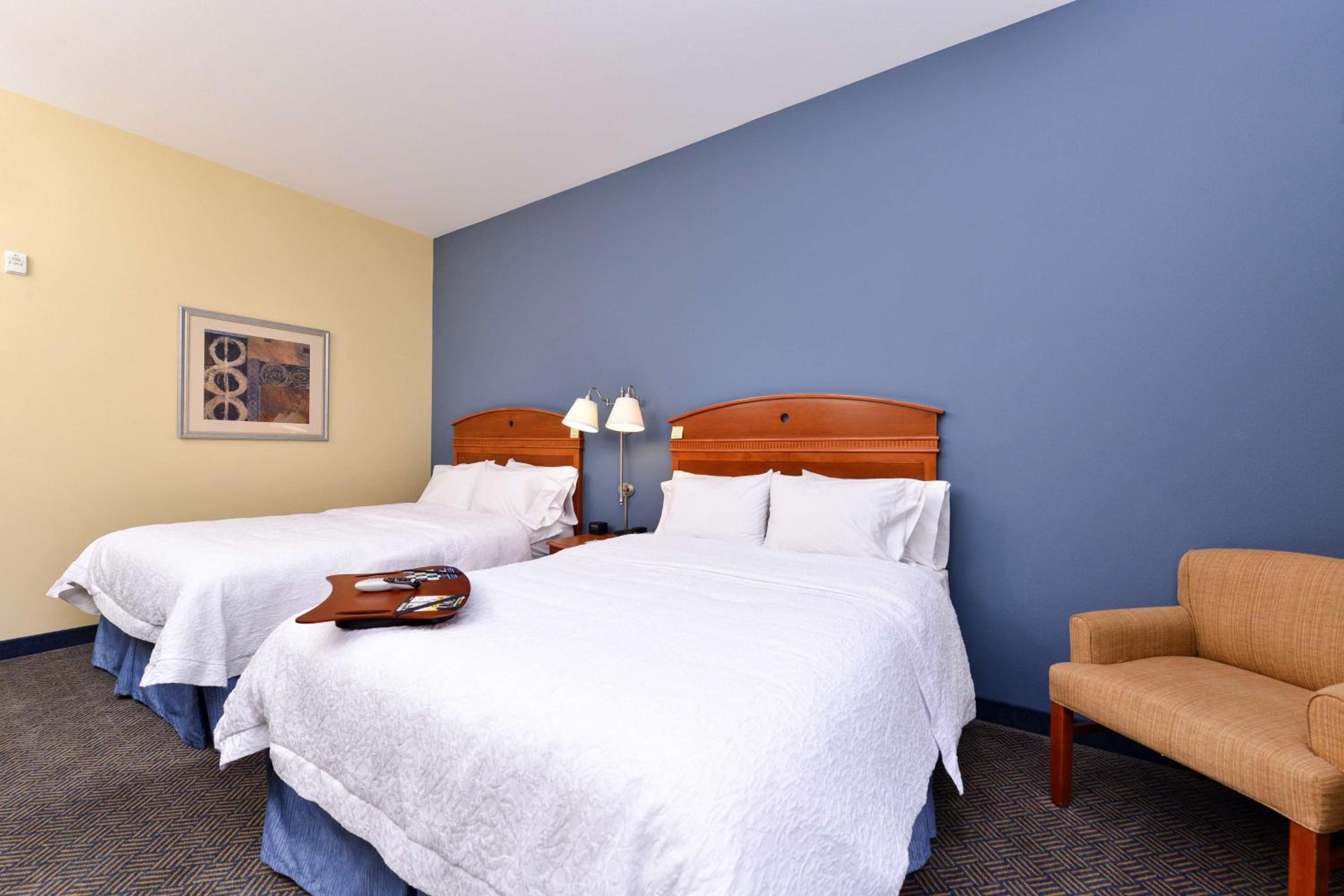 Room with Two Queen Beds - Non-Smoking - Photo 5