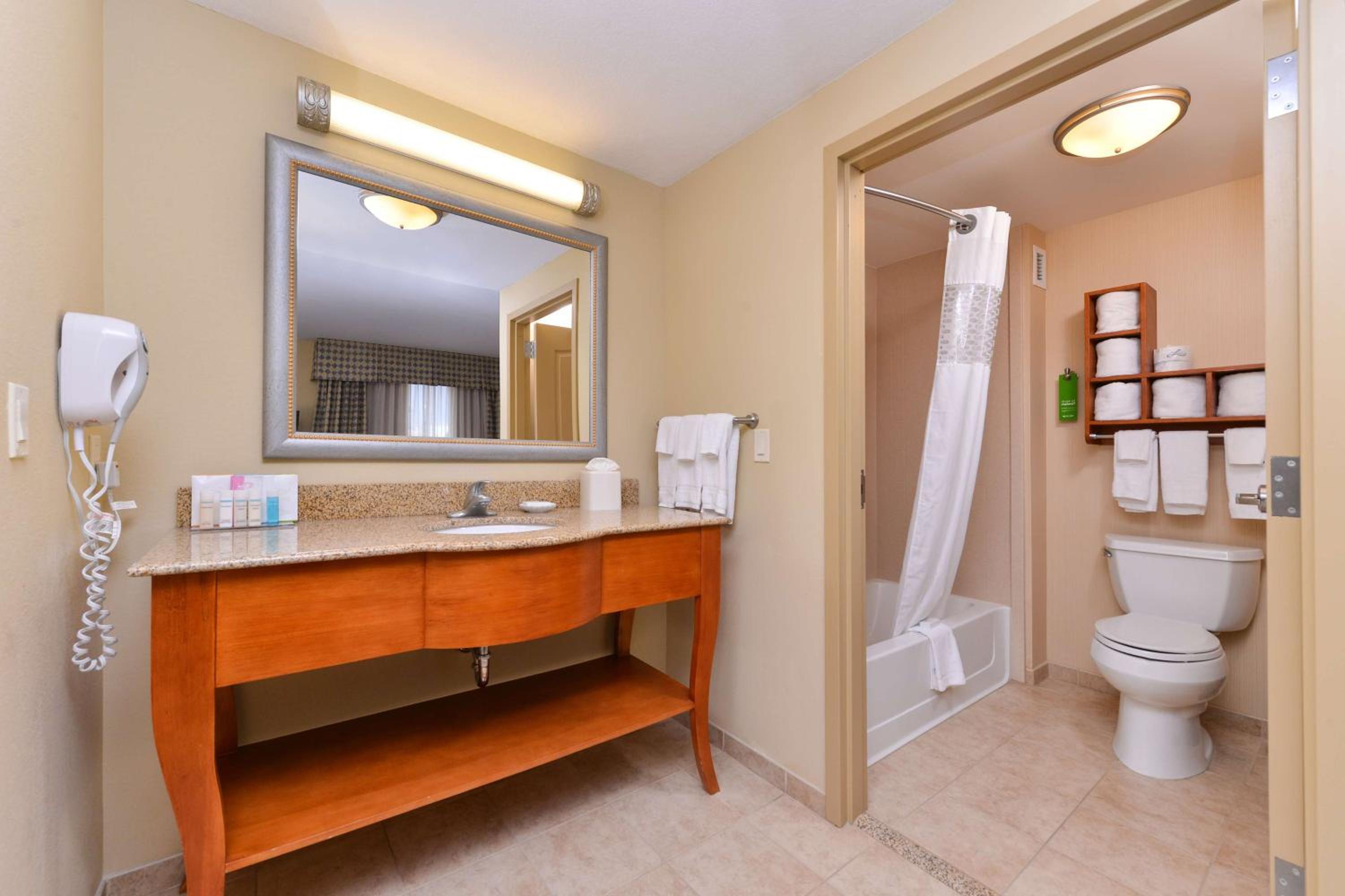 Room with Two Queen Beds - Non-Smoking - Photo 3