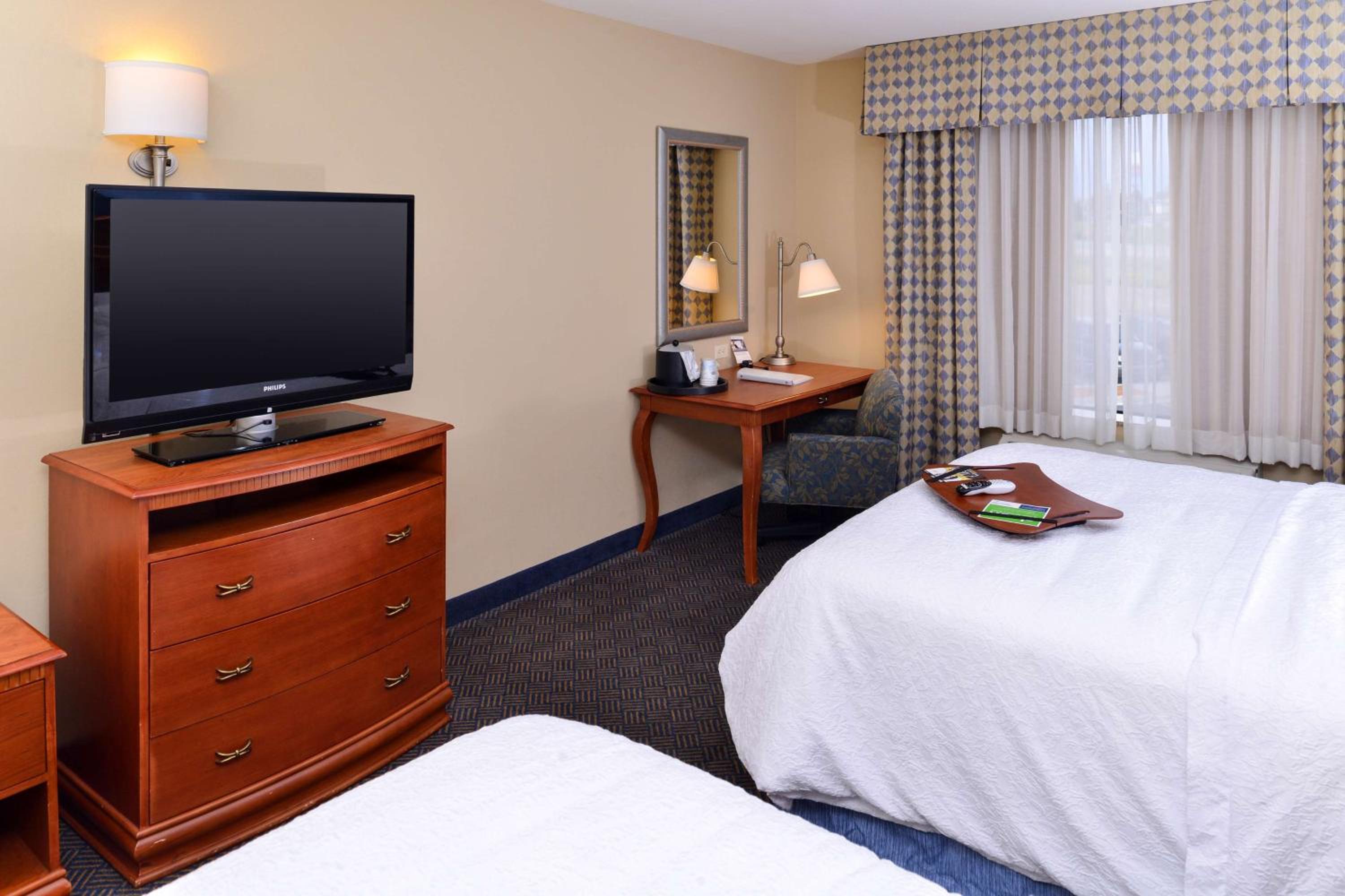 Room with Two Queen Beds - Non-Smoking - Photo 4