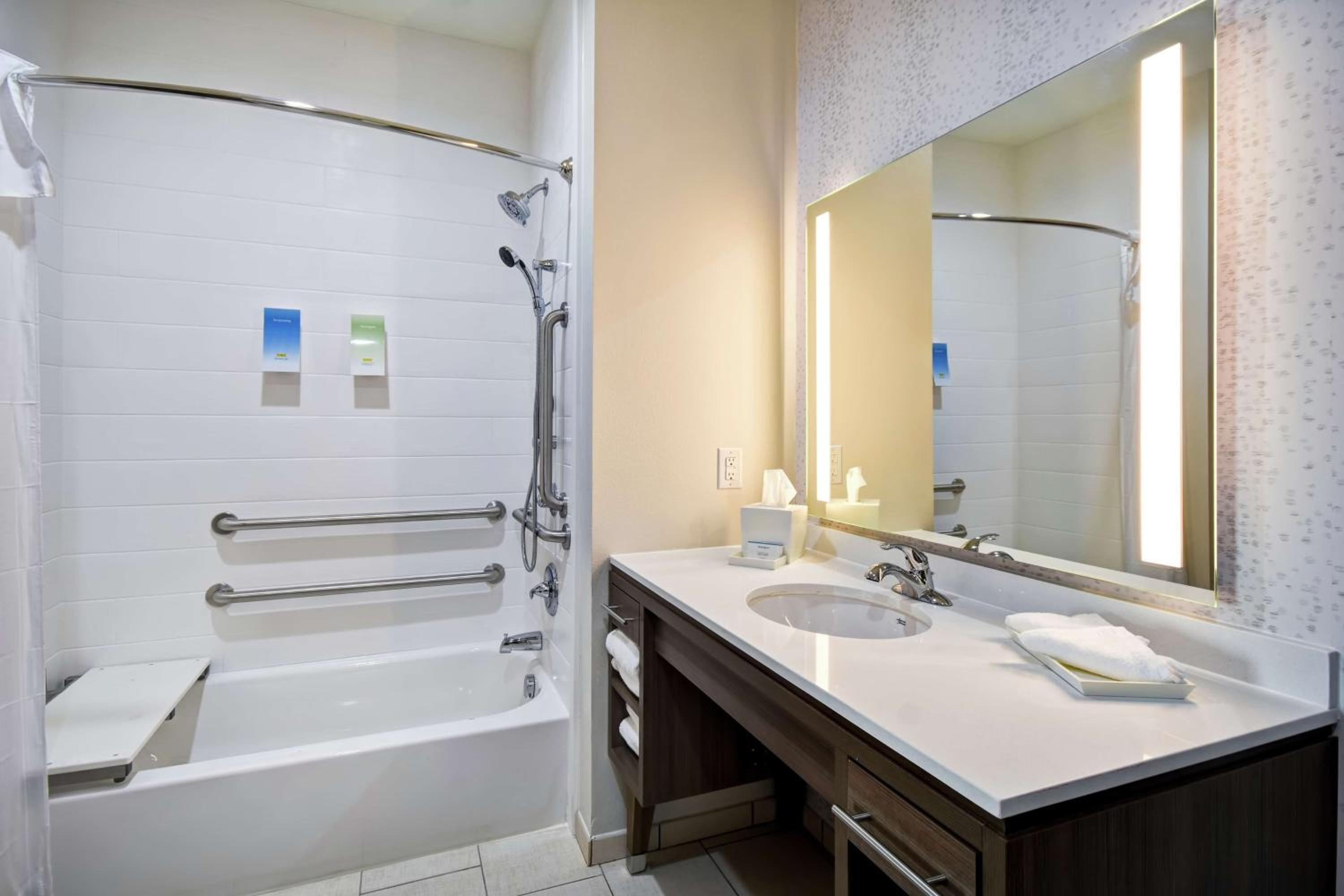 King Suite - Mobility Access/Non-Smoking photo 3