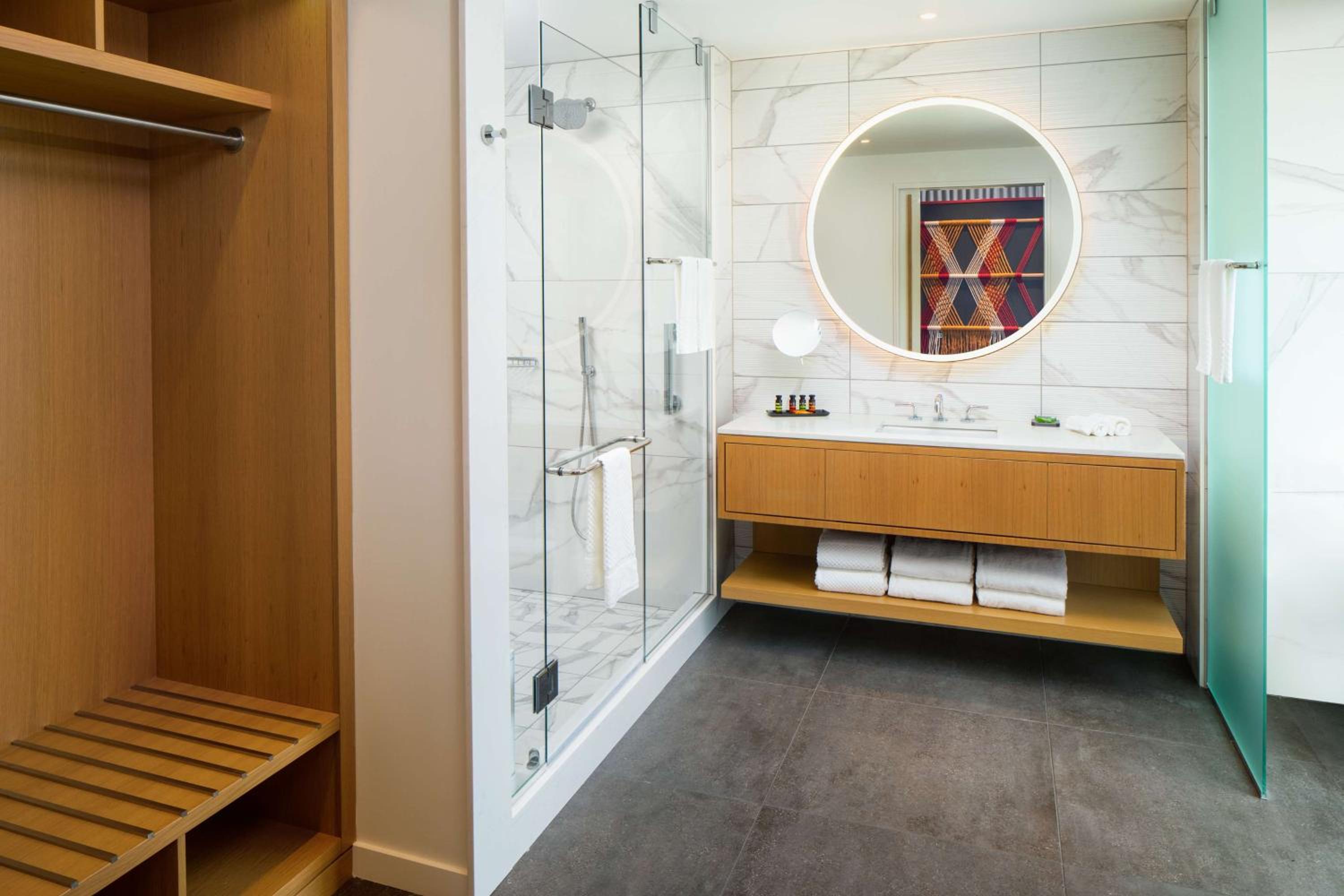 King Studio Suite with Balcony - Hearing Accessible - Photo 4