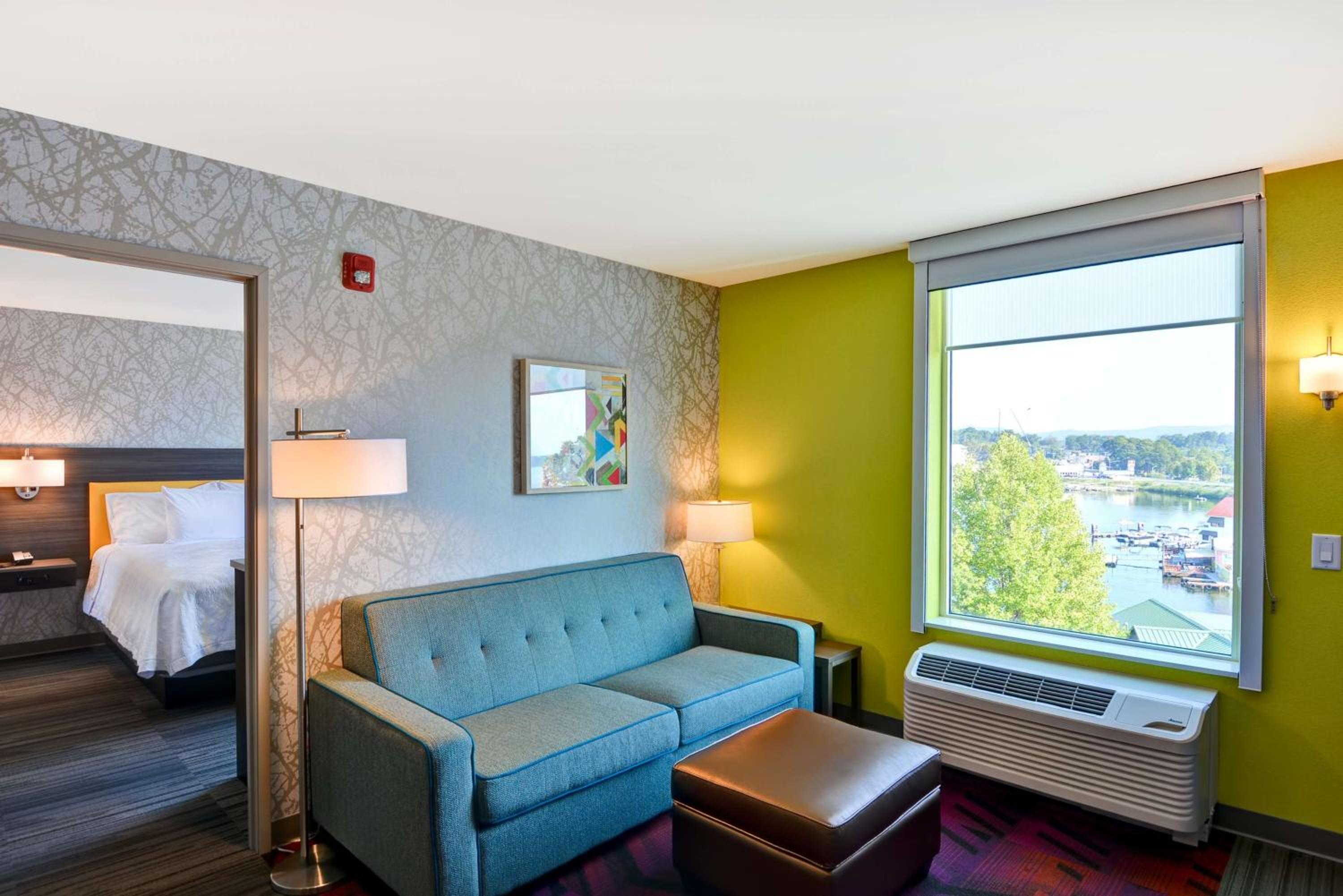 One-Bedroom Queen Suite with Lake View - Non-Smoking photo 2