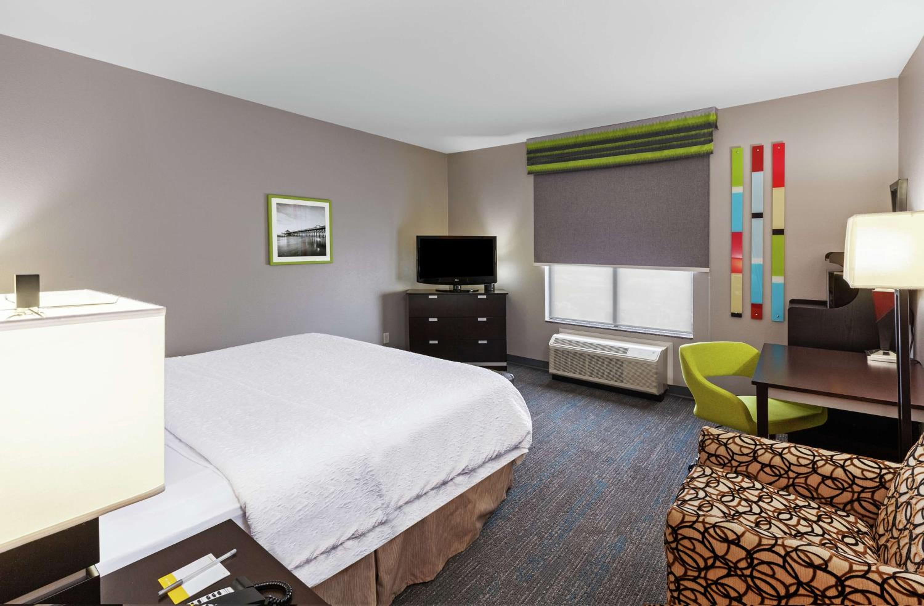King Room with King Bed - Non-Smoking - Photo 2