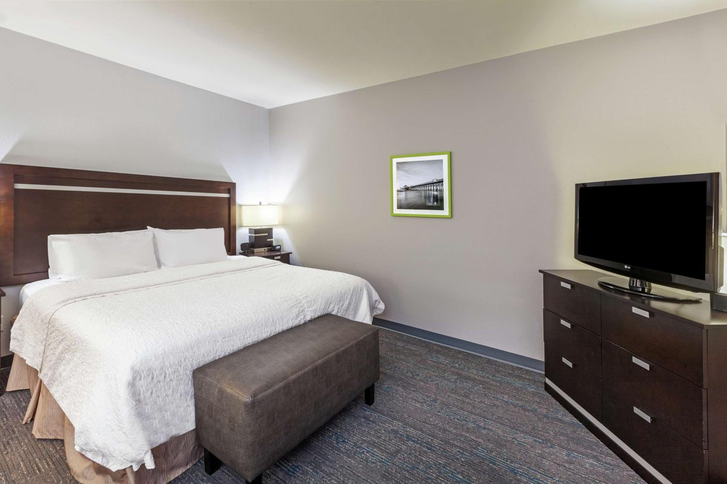 King Room with King Bed - Non-Smoking - Photo 5