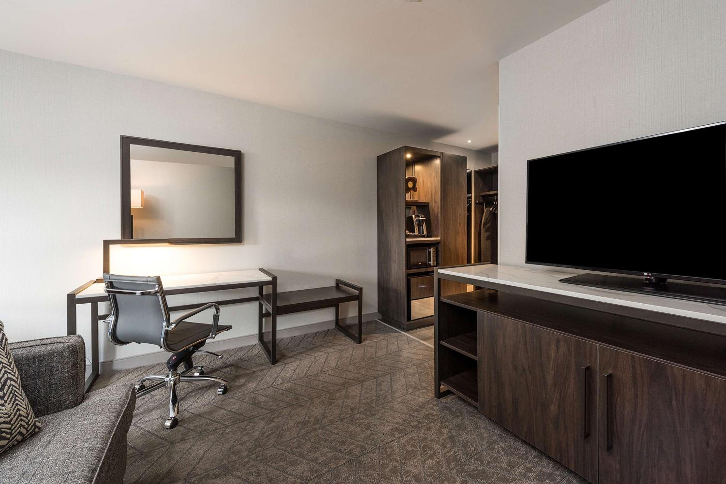 Premium King Room with Sofa Bed photo 1