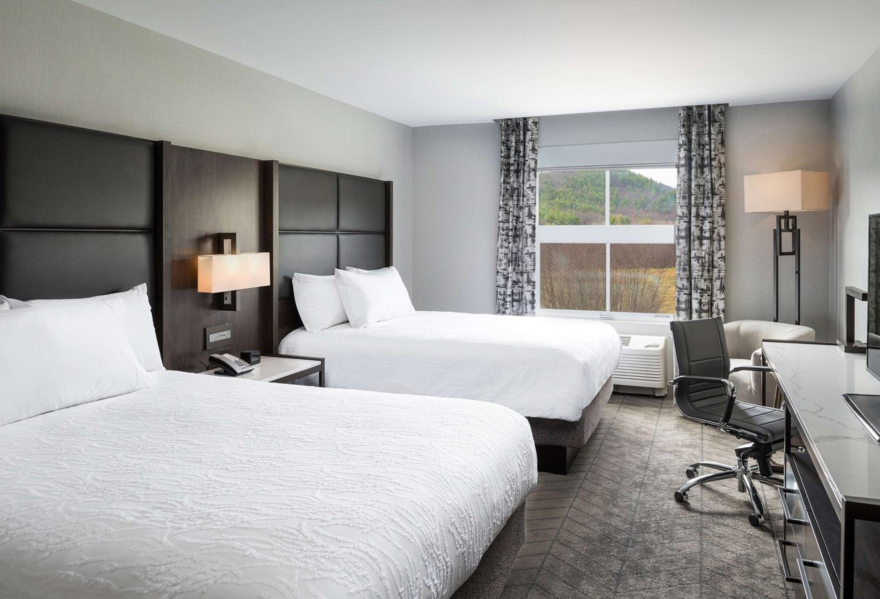 Queen Room with Two Queen Beds photo 2