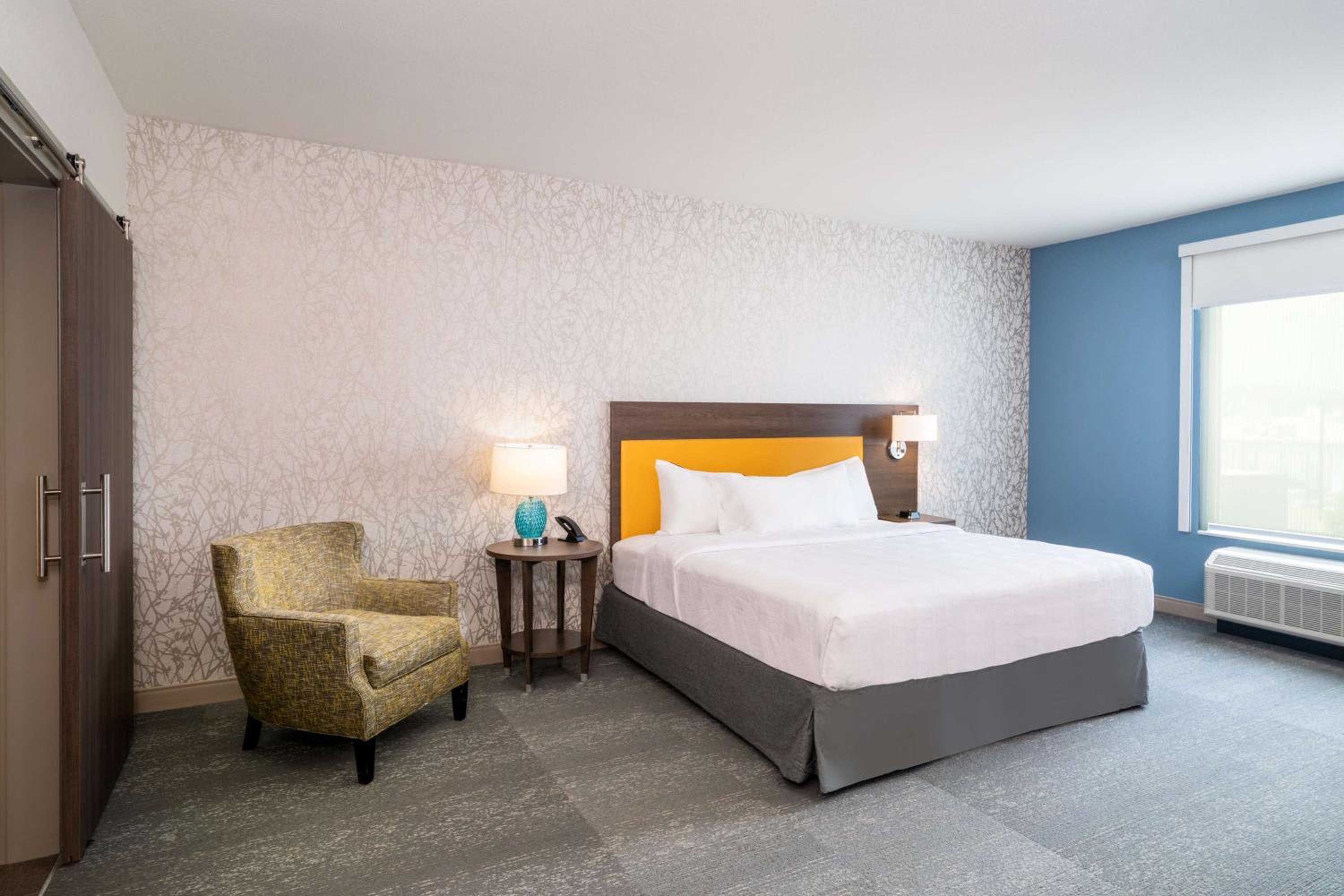 King Suite - Mobility and Hearing Access/Non-Smoking - Photo 1