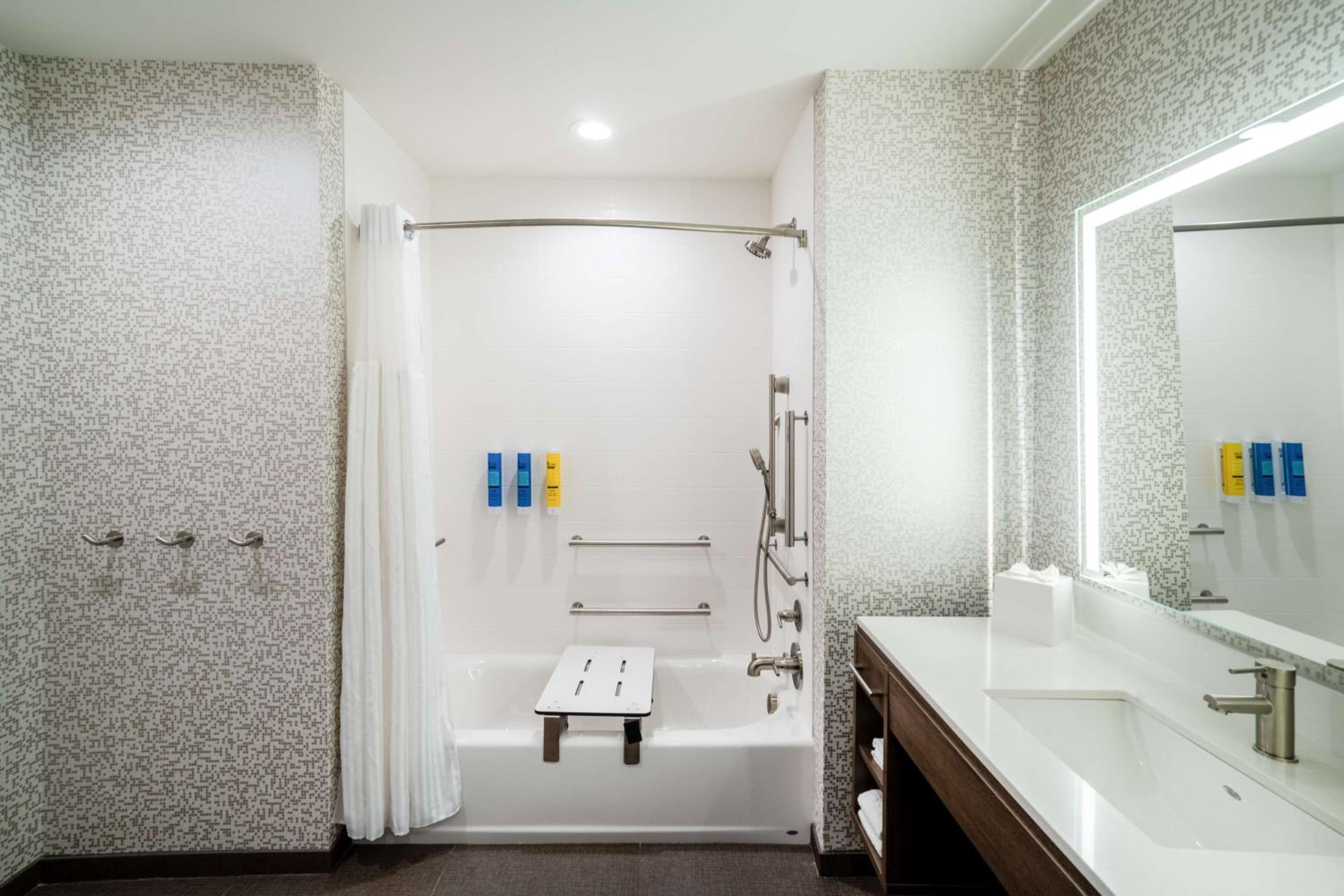 King Studio - Mobility and Hearing Access/Non-Smoking - Photo 4