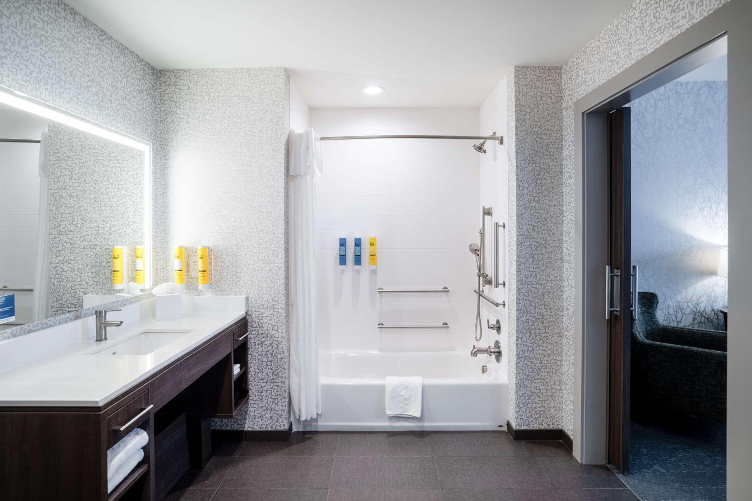 King Suite - Mobility and Hearing Access/Non-Smoking - Photo 3